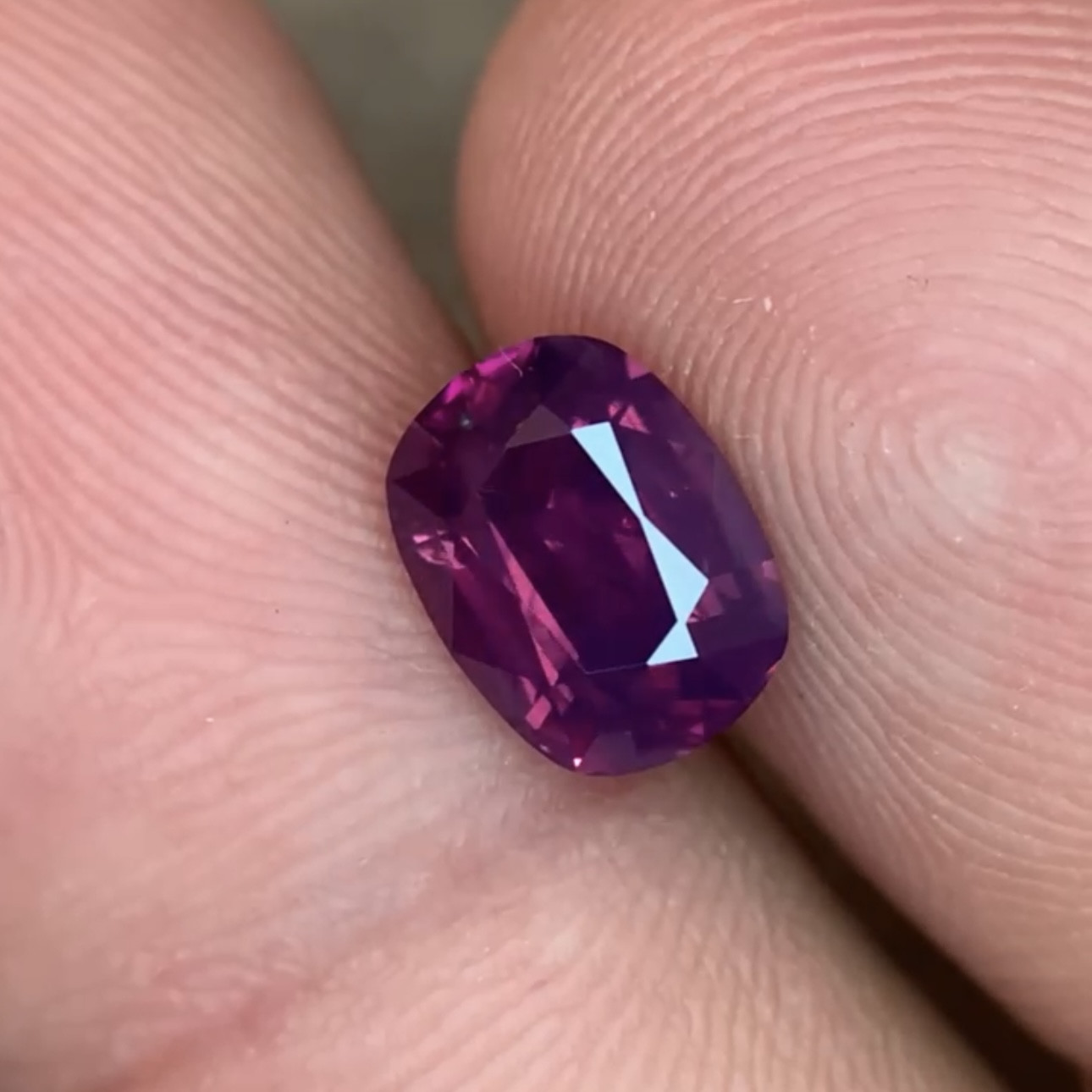 GIA Certified  2.98 CT Natural Pinkish Purple Sapphire Cushion Shape Loose Gemstone from Kashmir Pakistan — view 4