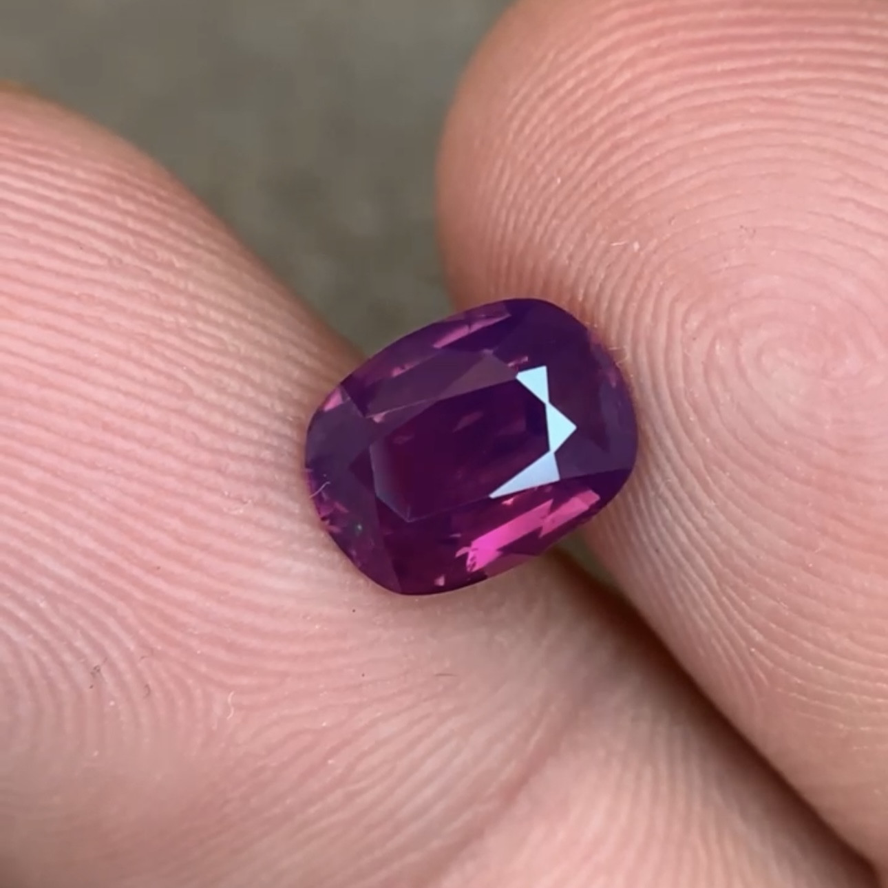 GIA Certified  2.98 CT Natural Pinkish Purple Sapphire Cushion Shape Loose Gemstone from Kashmir Pakistan — view 5