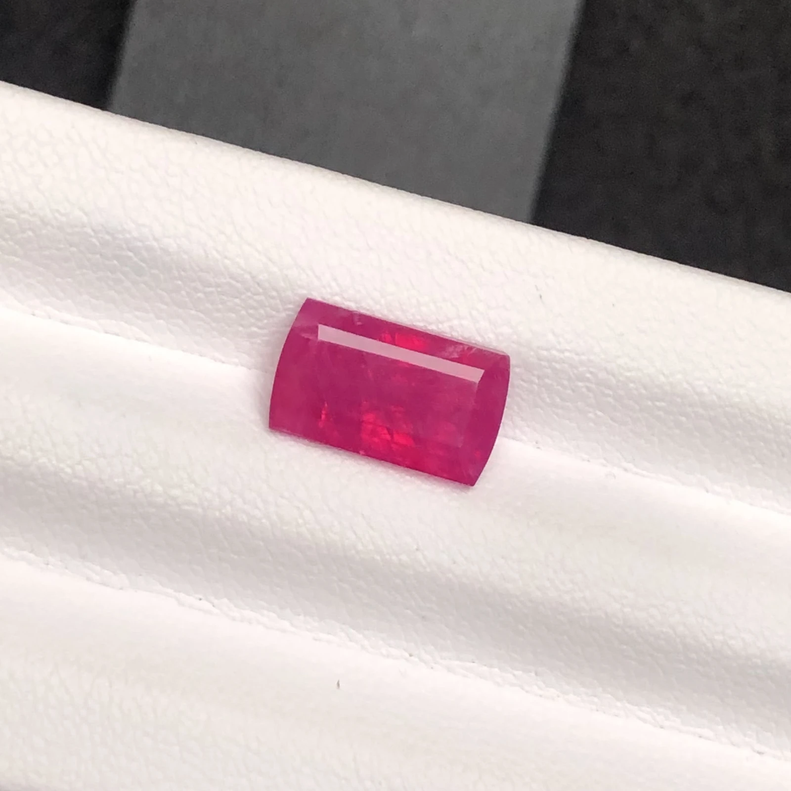 Natural Kashmir Ruby 4.42 carat lotus certified faceted cut cushion Shape Loose Gemstone — view 3