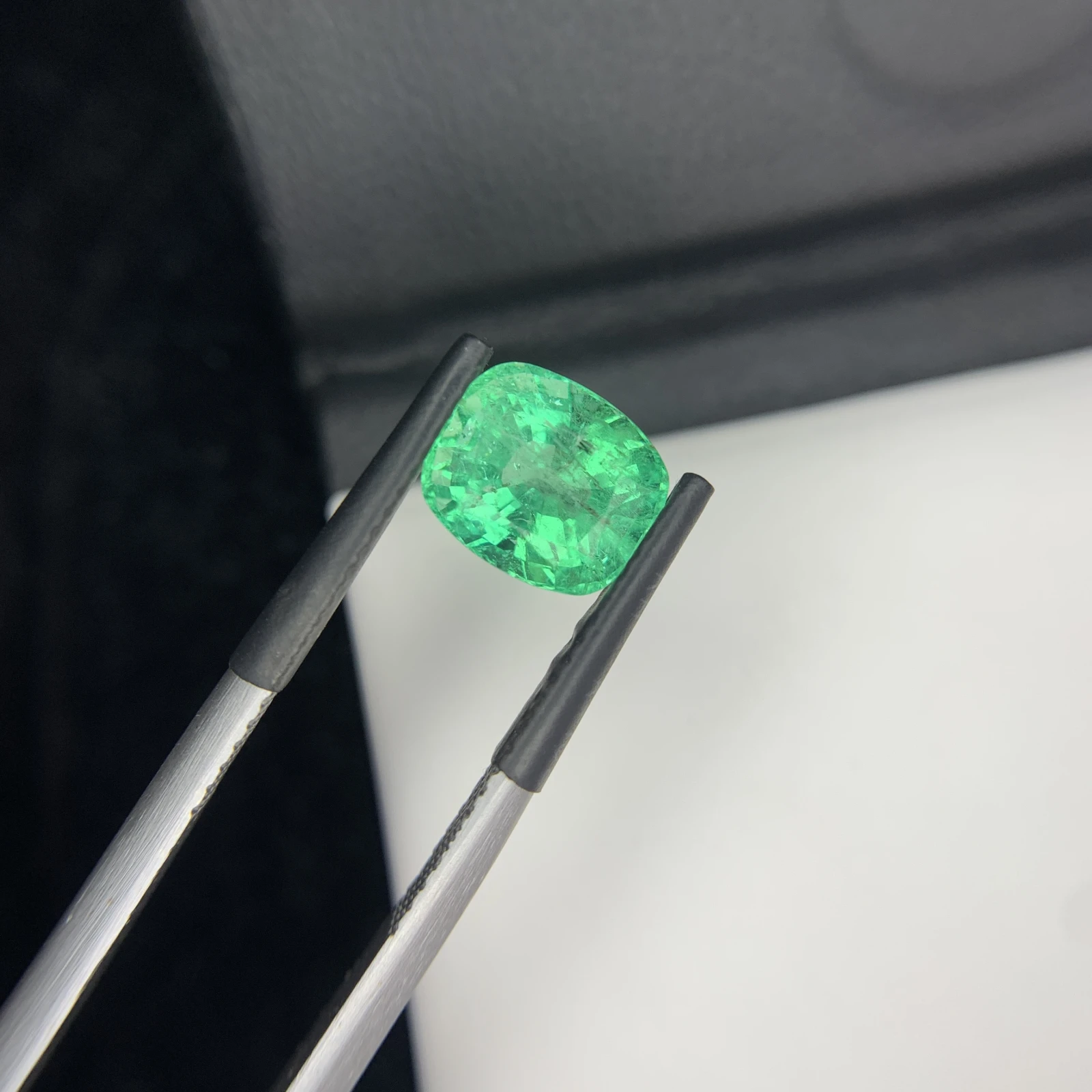 IGI Certified 2.55 ct Natural Panjshir Emerald Cushion Shape Loose Gemstone from Afghanistan — view 1