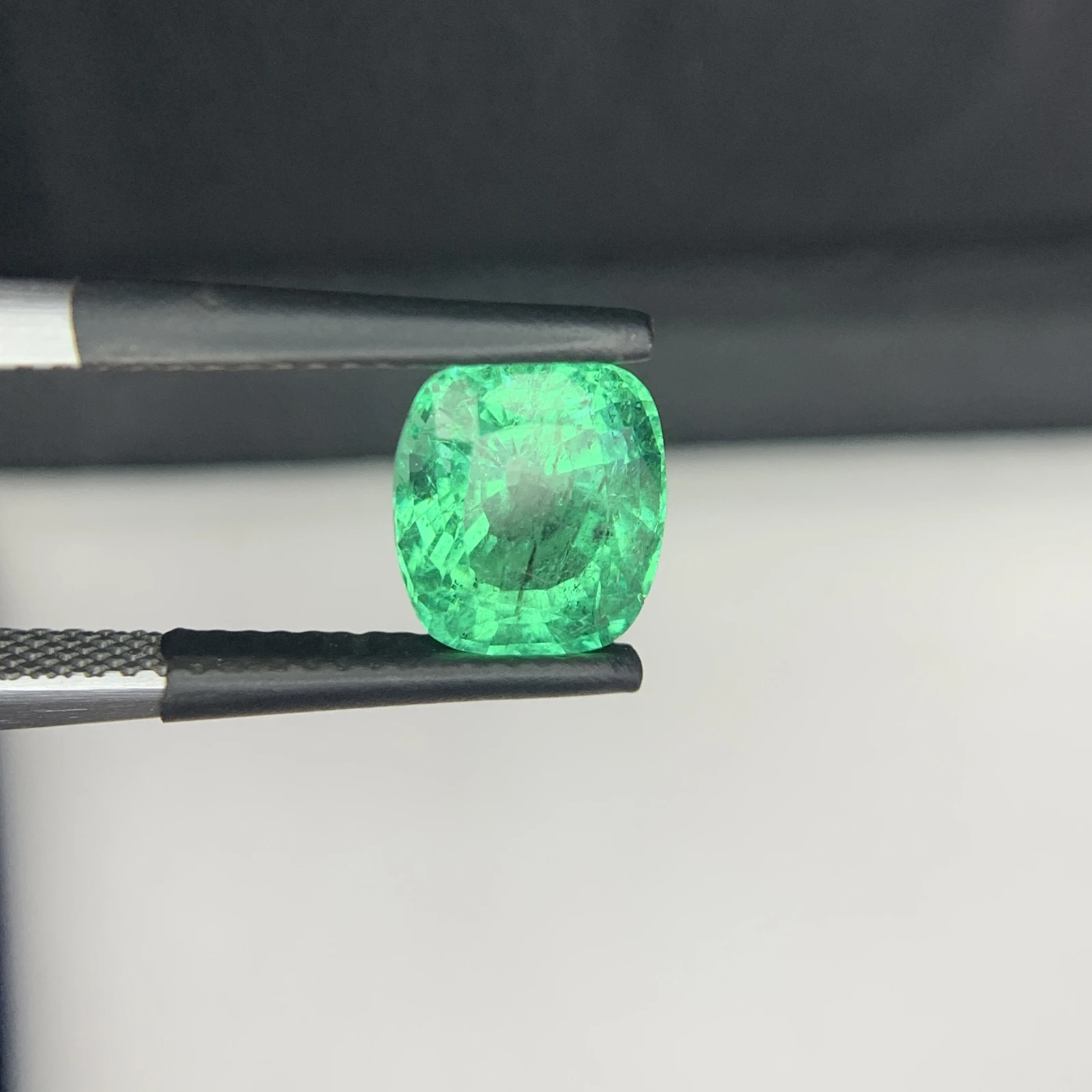 IGI Certified 2.55 ct Natural Panjshir Emerald Cushion Shape Loose Gemstone from Afghanistan — view 18
