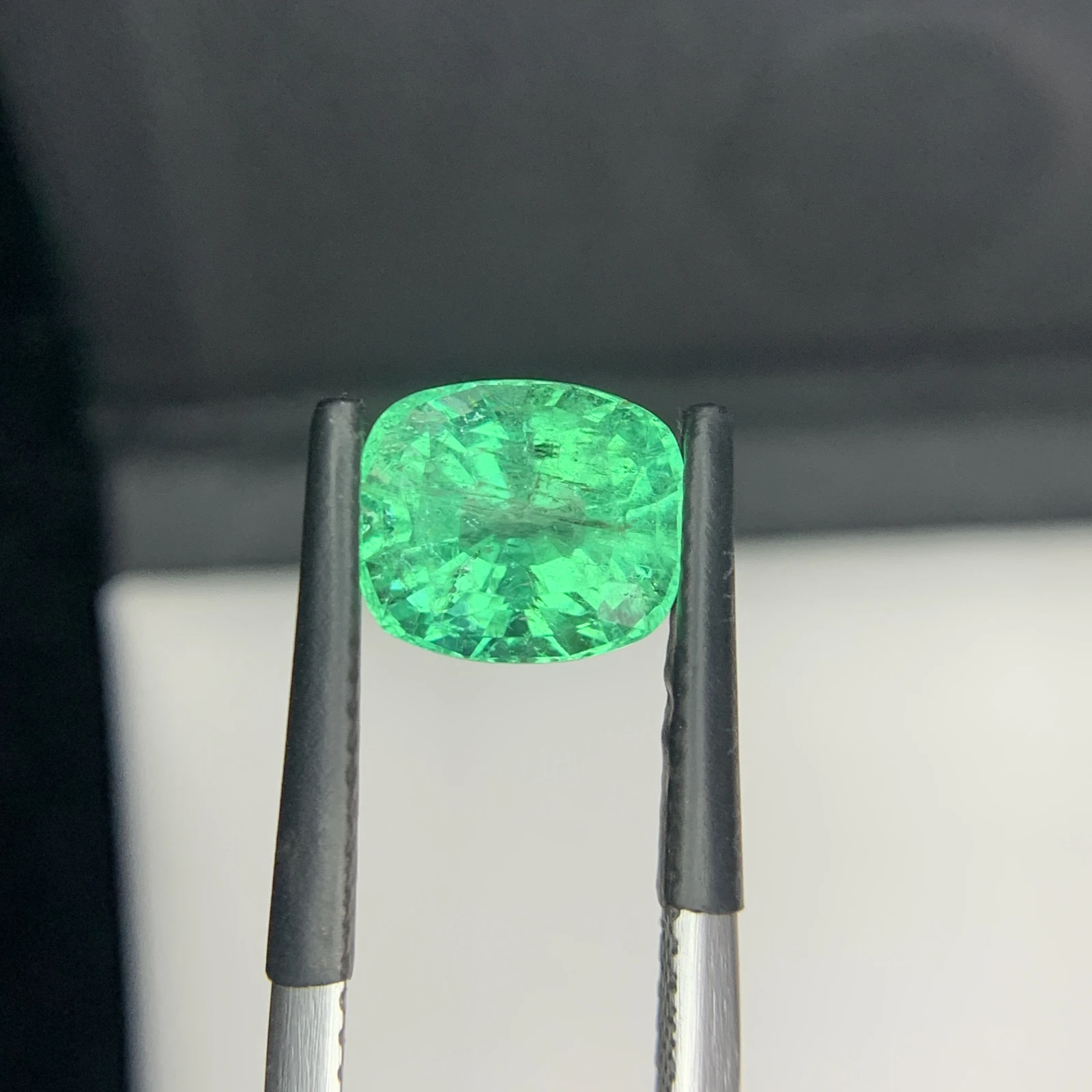 IGI Certified 2.55 ct Natural Panjshir Emerald Cushion Shape Loose Gemstone from Afghanistan — view 21