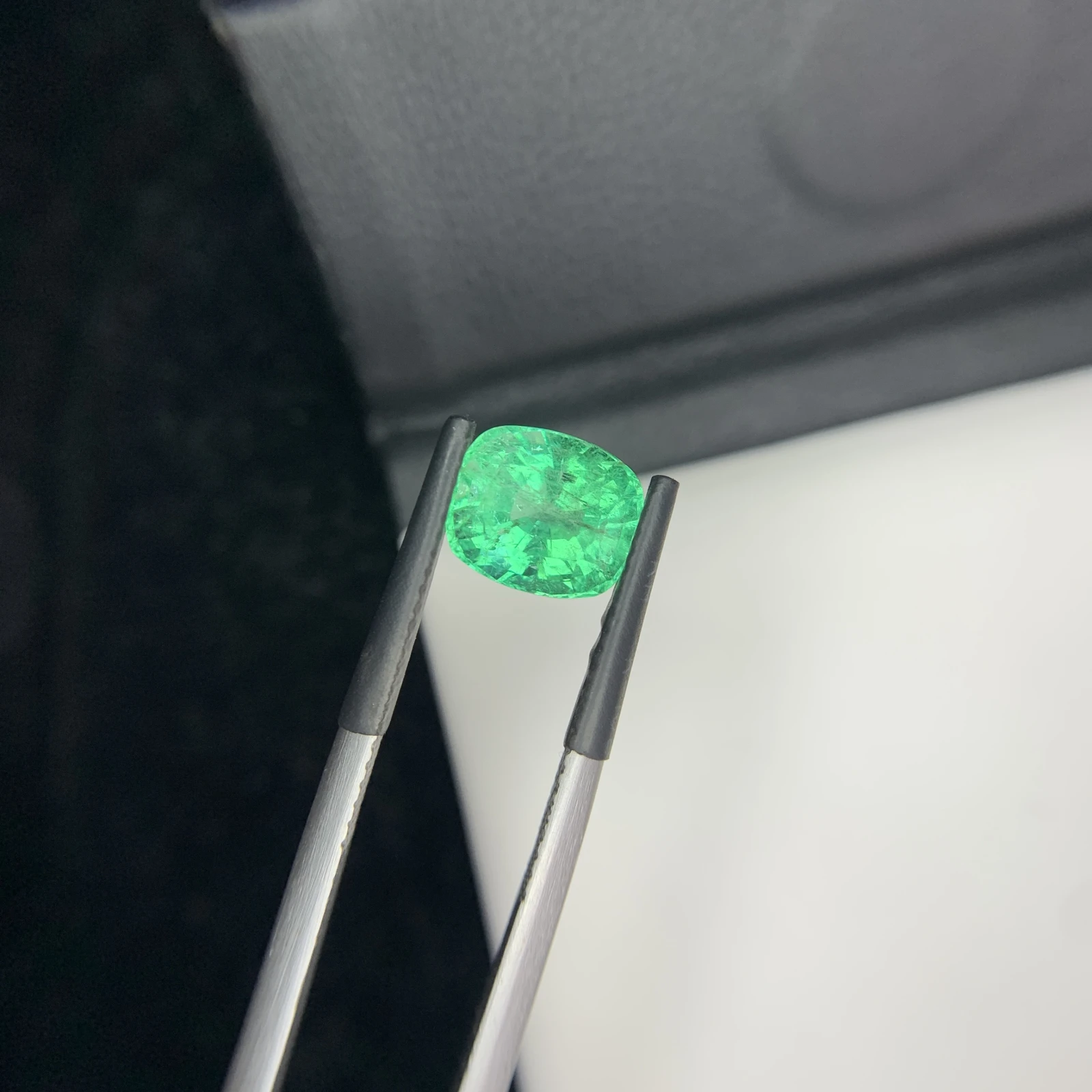 IGI Certified 2.55 ct Natural Panjshir Emerald Cushion Shape Loose Gemstone from Afghanistan — view 2