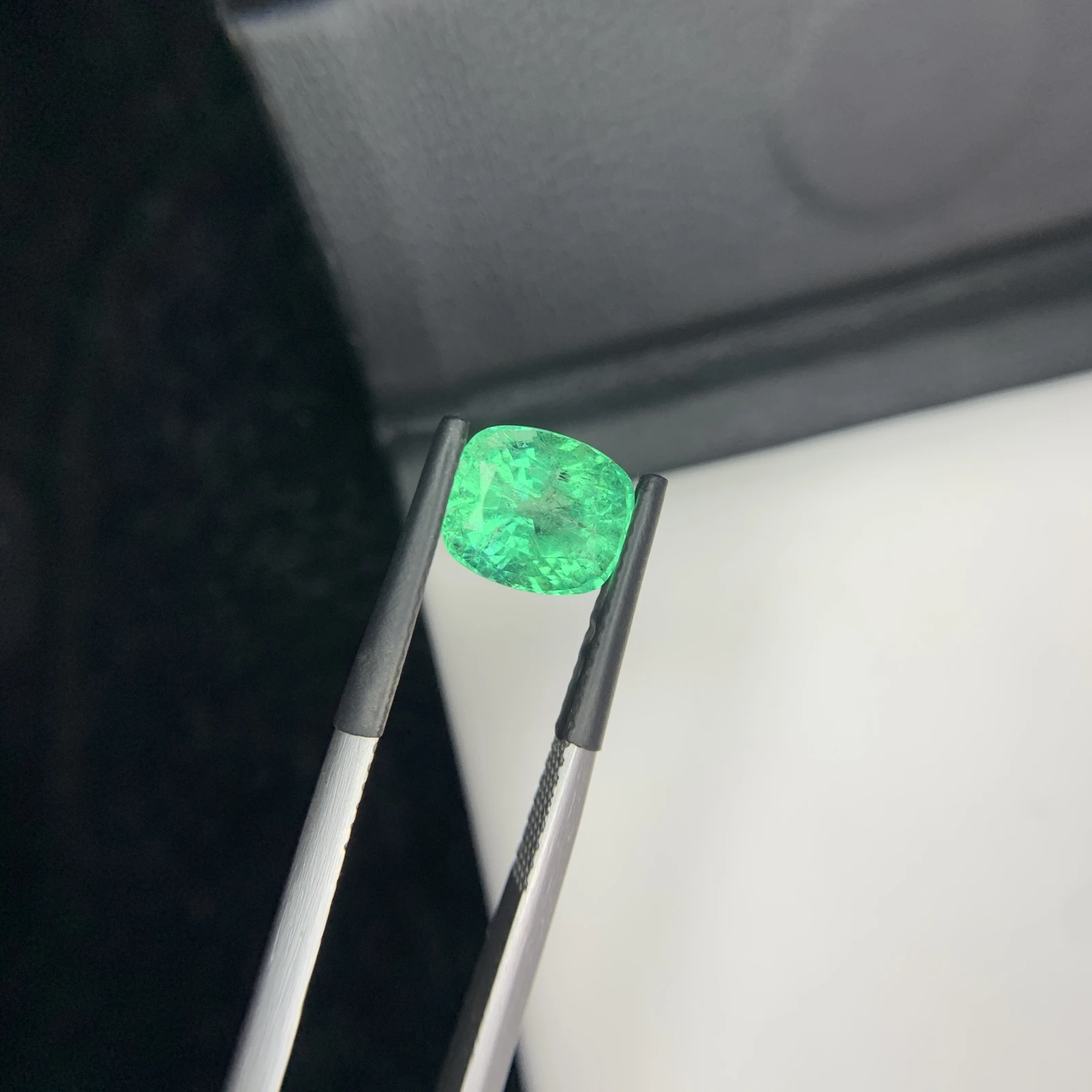 IGI Certified 2.55 ct Natural Panjshir Emerald Cushion Shape Loose Gemstone from Afghanistan — view 3