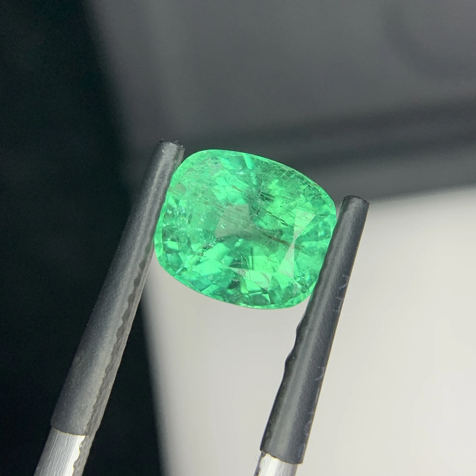 IGI Certified 2.55 ct Natural Panjshir Emerald Cushion Shape Loose Gemstone from Afghanistan — view 5