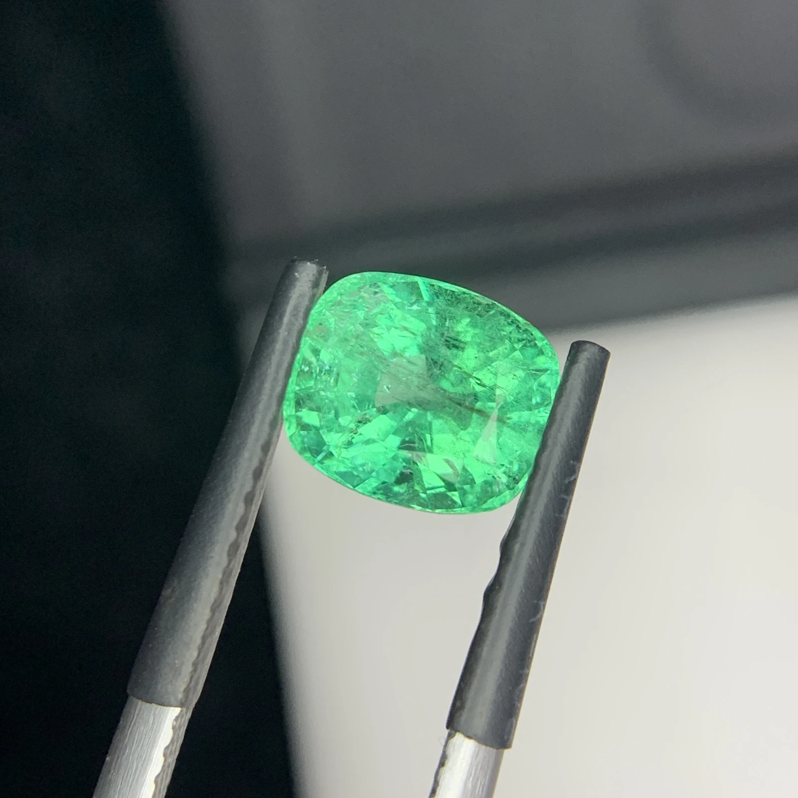 IGI Certified 2.55 ct Natural Panjshir Emerald Cushion Shape Loose Gemstone from Afghanistan — view 6