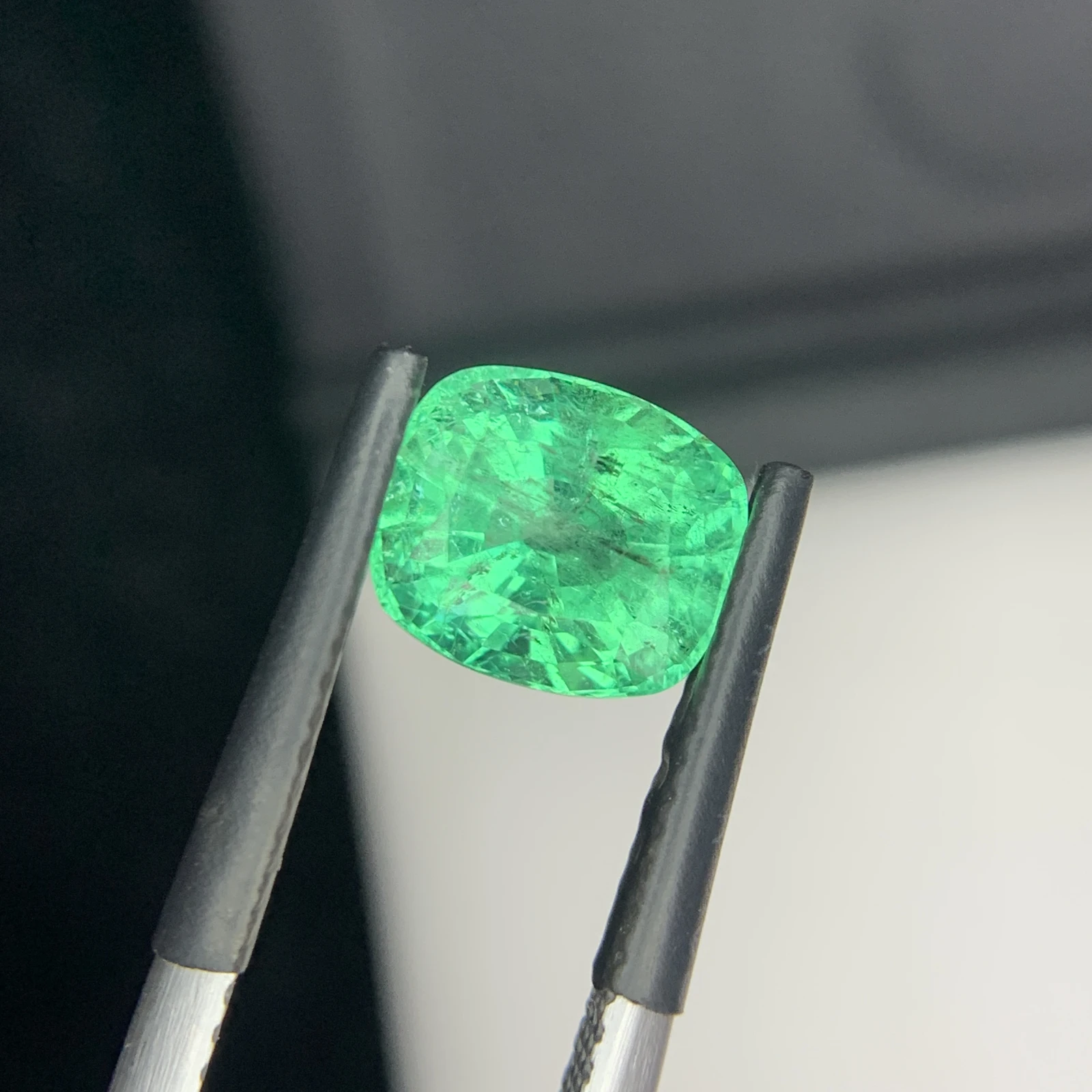 IGI Certified 2.55 ct Natural Panjshir Emerald Cushion Shape Loose Gemstone from Afghanistan — view 7