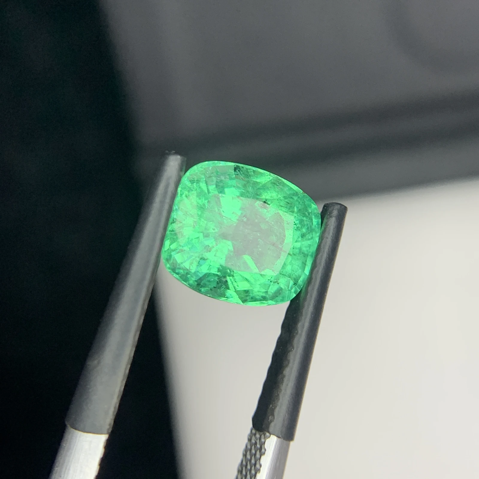 IGI Certified 2.55 ct Natural Panjshir Emerald Cushion Shape Loose Gemstone from Afghanistan — view 8