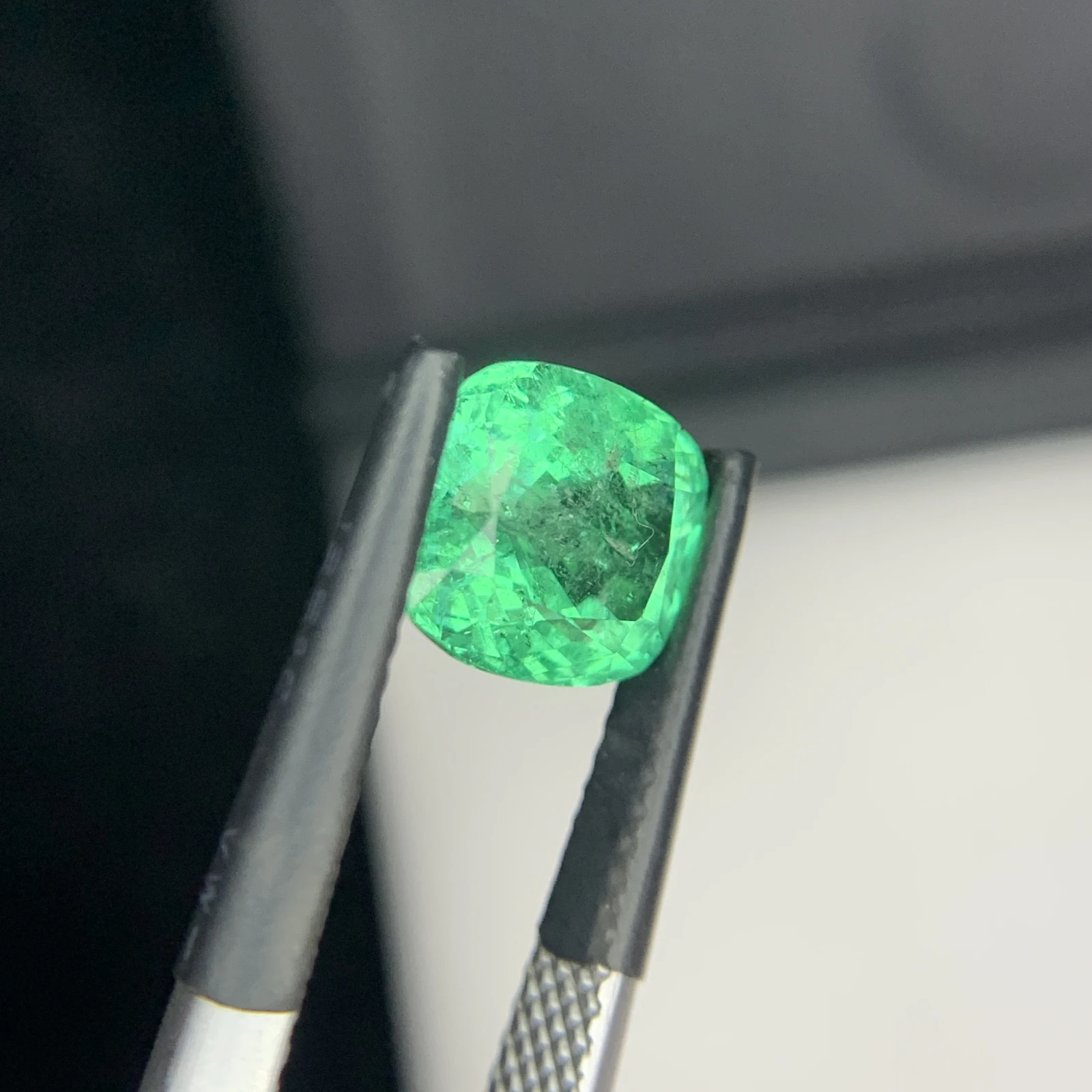 IGI Certified 2.55 ct Natural Panjshir Emerald Cushion Shape Loose Gemstone from Afghanistan — view 9