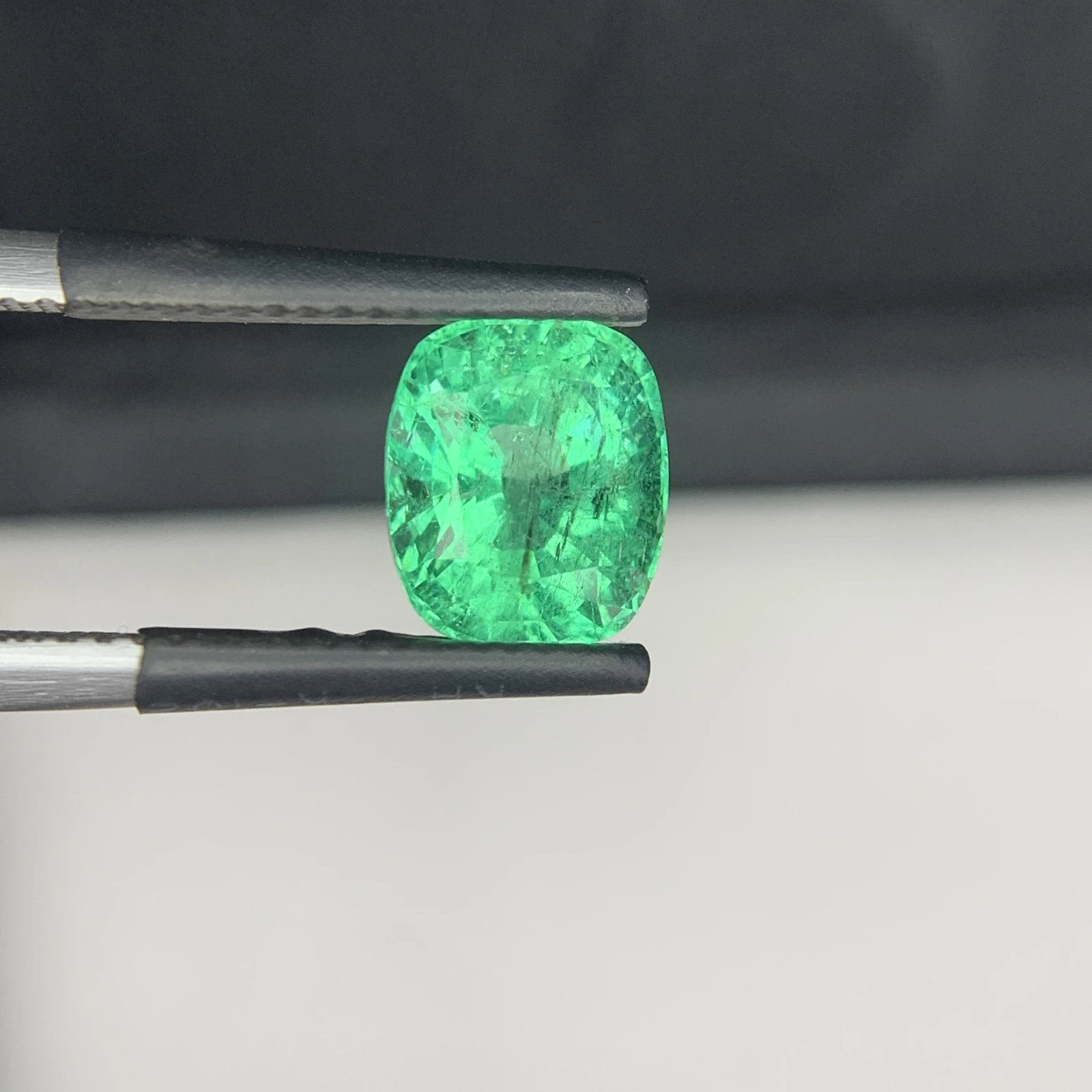 IGI Certified 2.55 ct Natural Panjshir Emerald Cushion Shape Loose Gemstone from Afghanistan — view 15
