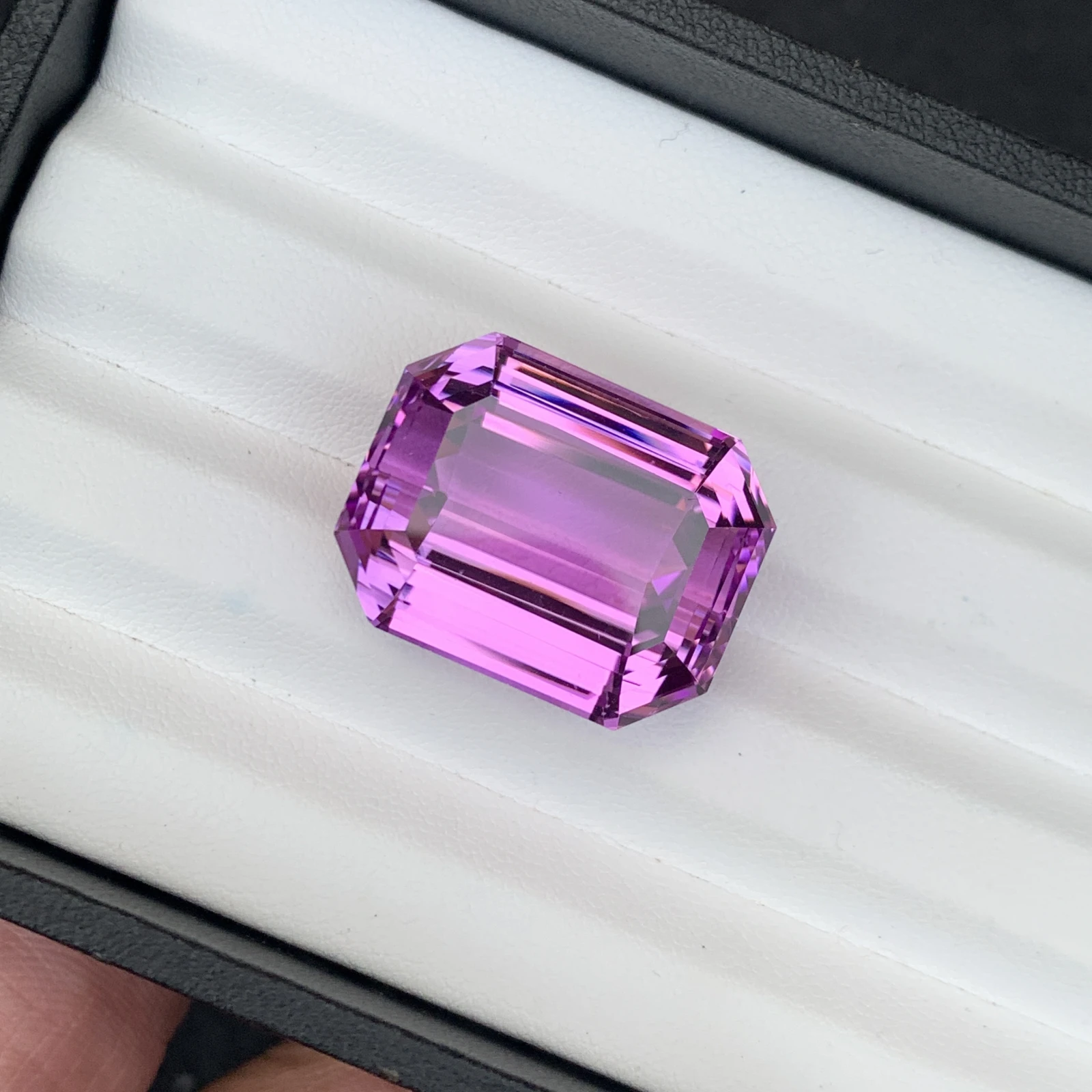 Natural Purple Kunzite 62.40 Carat Faceted Emerald Loose Gemstone — view 8
