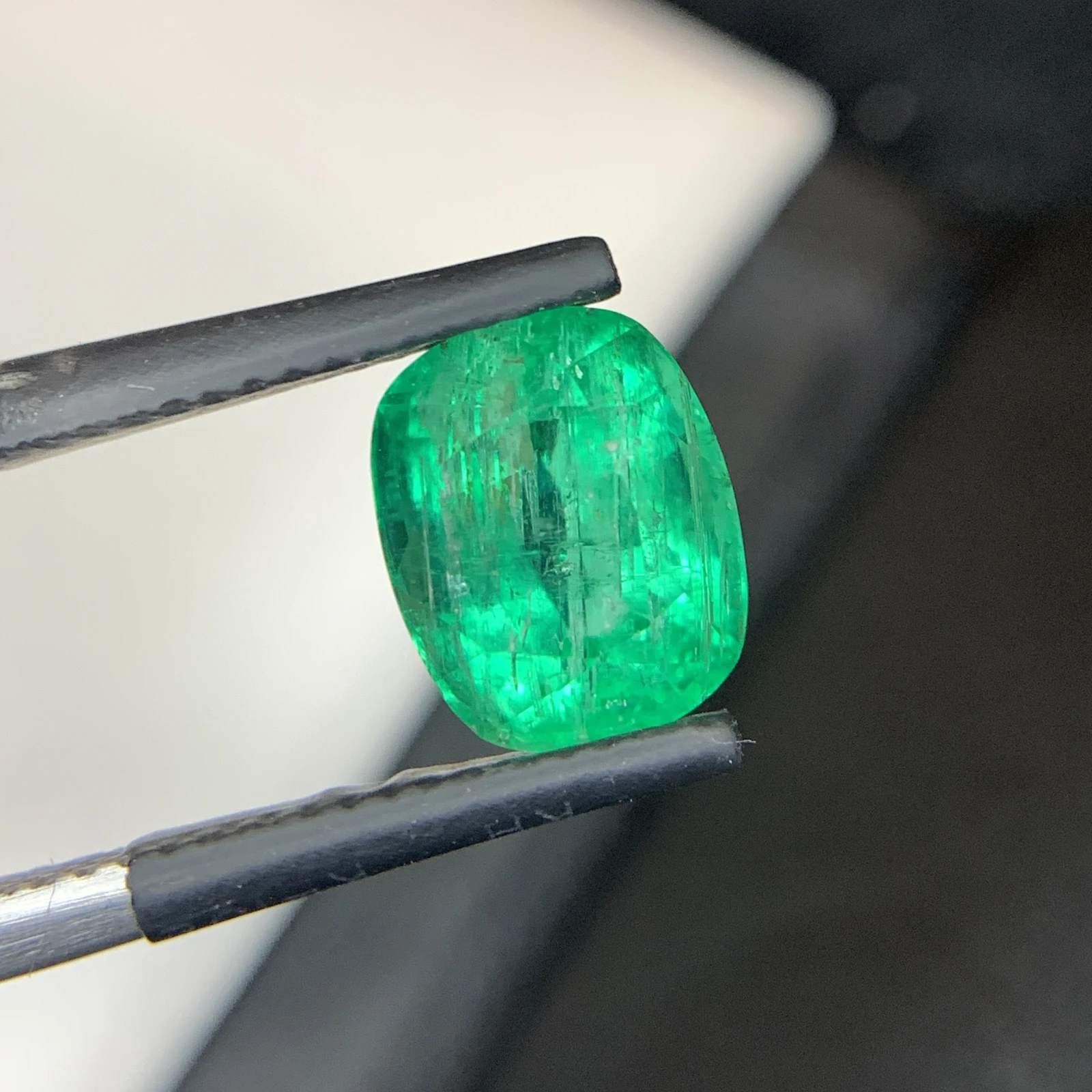 Natural Green Emerald 3.23 Carat Cushion Shape Faceted Loose Gemstone — view 7