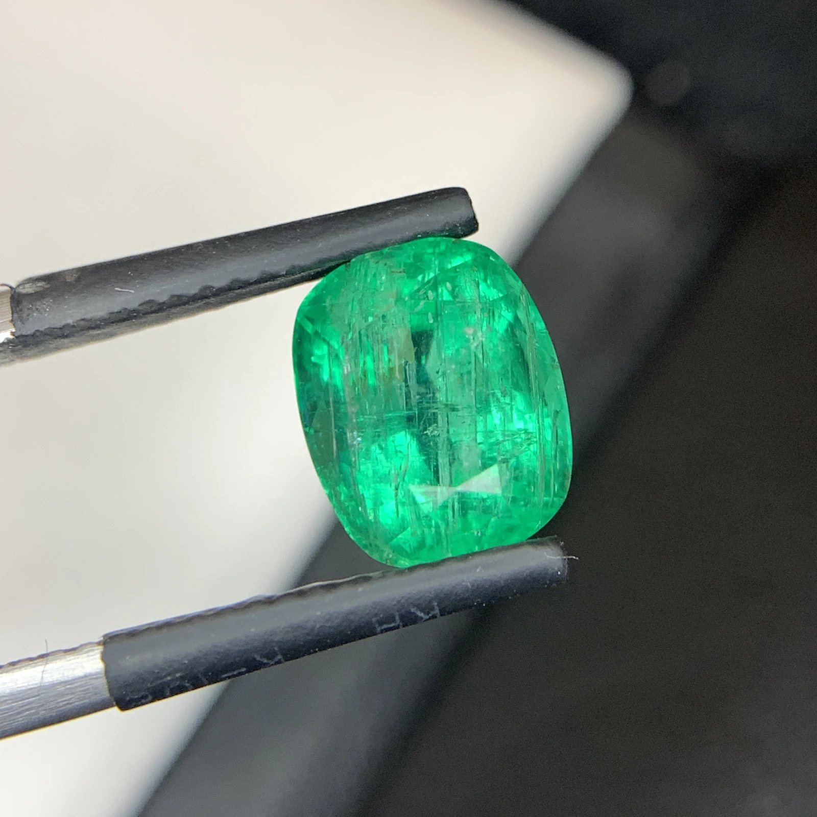 Natural Green Emerald 3.23 Carat Cushion Shape Faceted Loose Gemstone — view 8