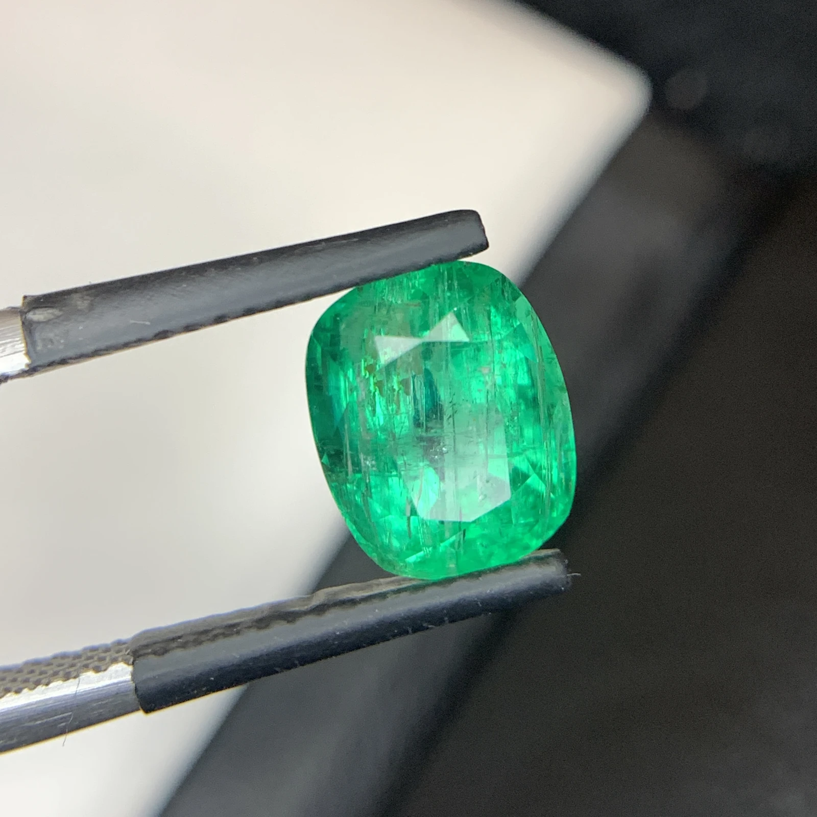 Natural Green Emerald 3.23 Carat Cushion Shape Faceted Loose Gemstone — view 9