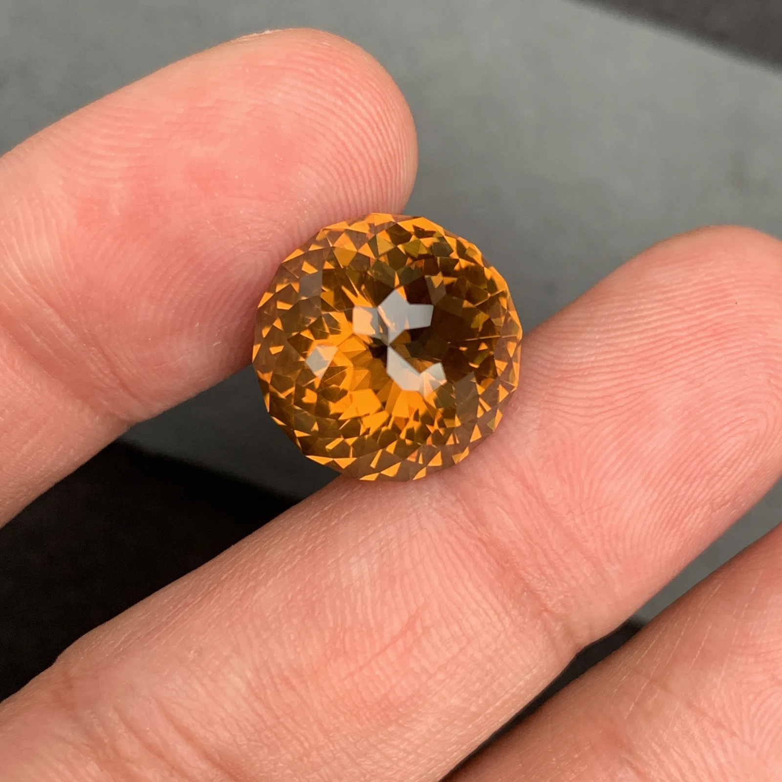 Natural 16.30 Carat Round Cut Citrine Gemstone: Amber Jewelry Piece — view 1