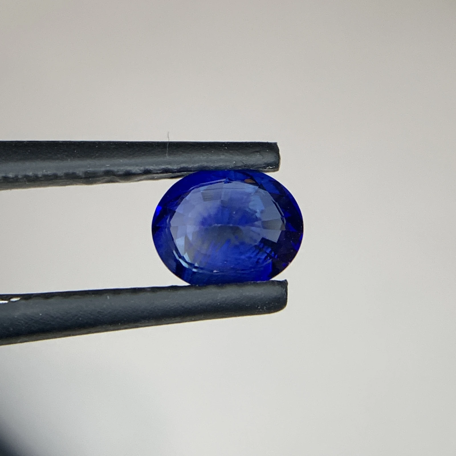 Natural Royal Blue Sapphire 1.26 carat Oval Shape Loose Gemstone Certified by GFCO — view 3