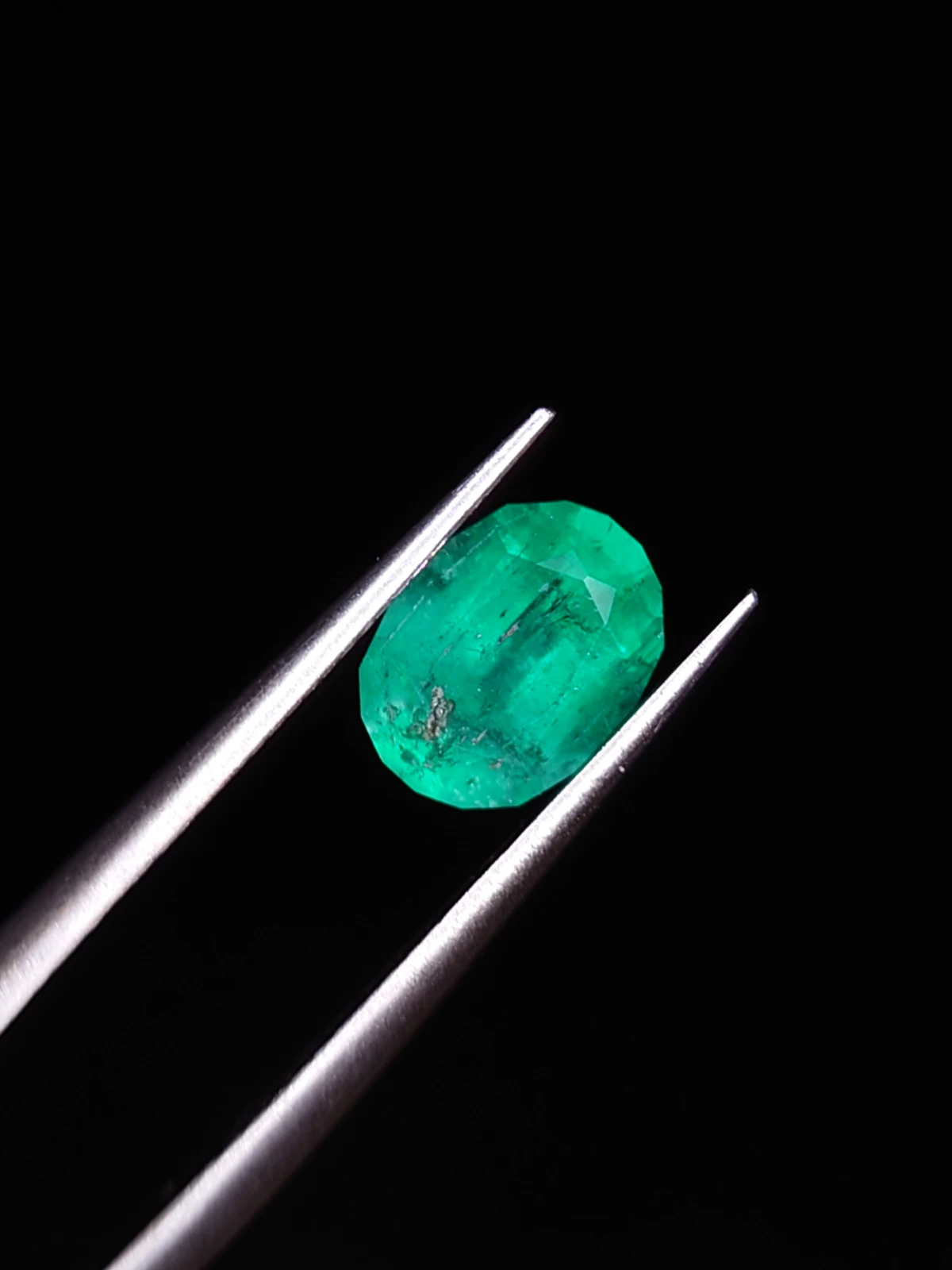 1.29ct Emerald Oval Cut Faceted Loose gemstone From Panjshir — view 1