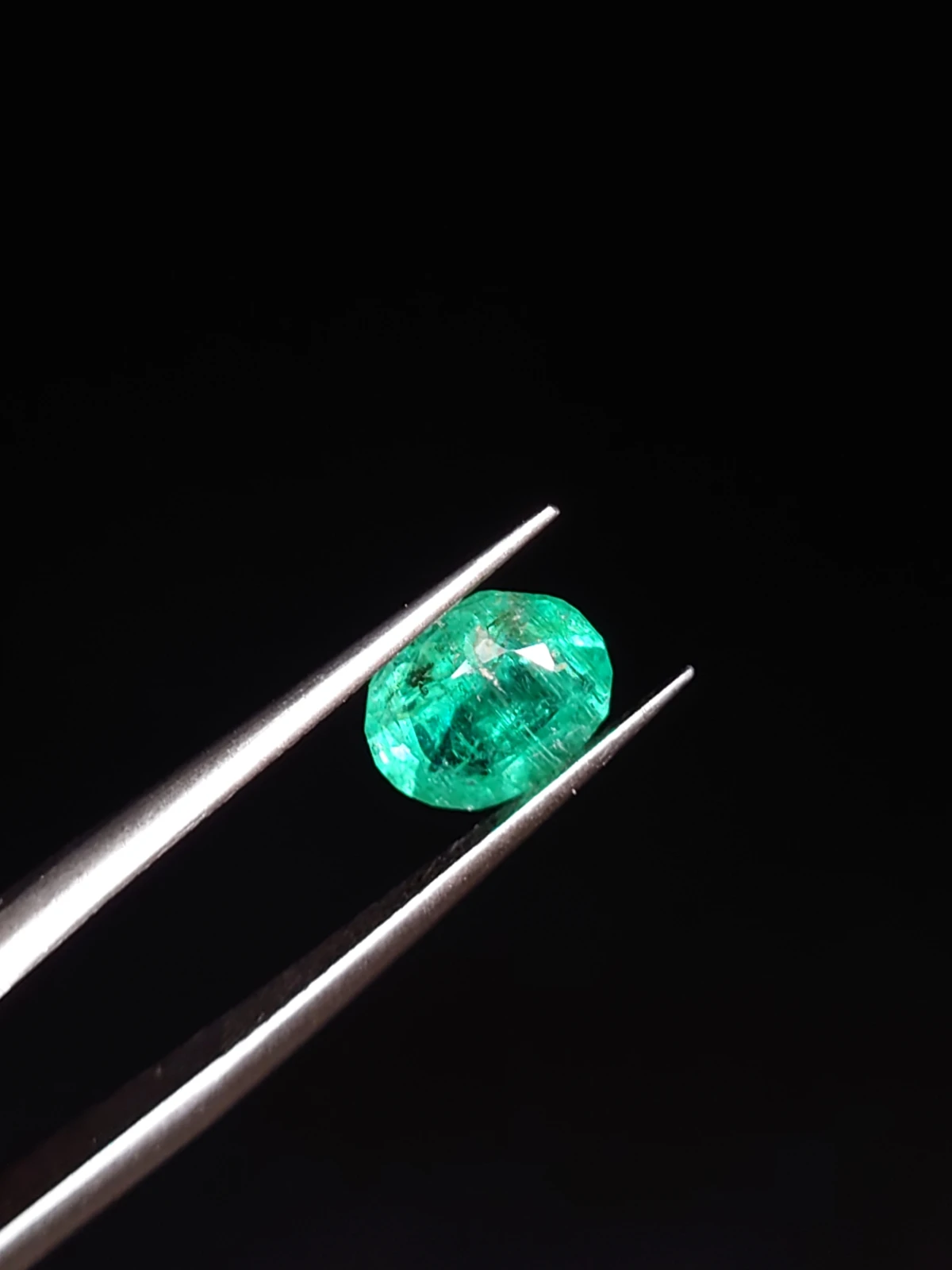 1.30ct Emerald Oval Cut Faceted Loose Gemstone From Panjshir Valley Afghanistan — view 4