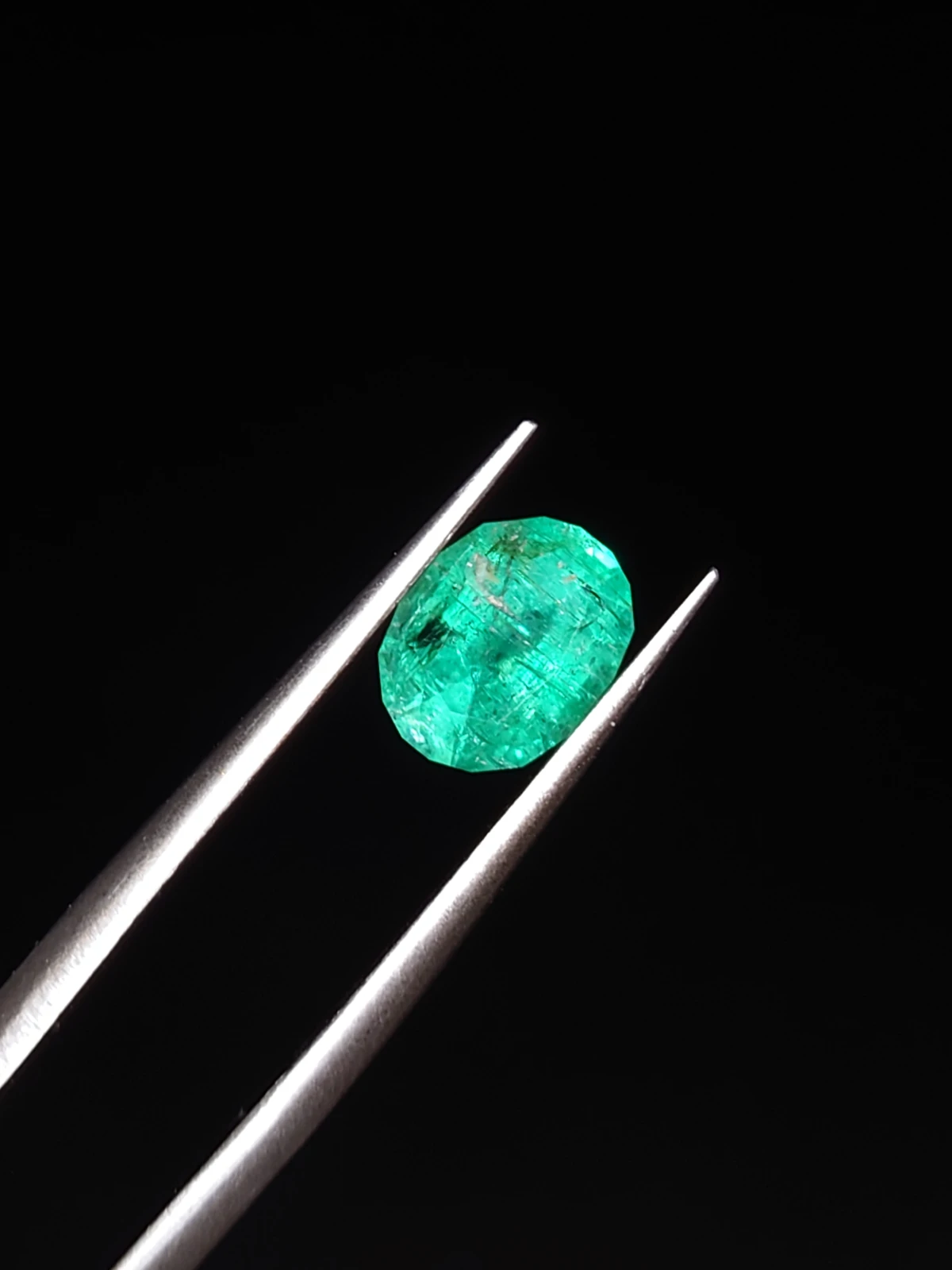 1.17ct Emerald Oval Cut Faceted Loose Gemstone From Panjshir Valley Afghanistan — view 1