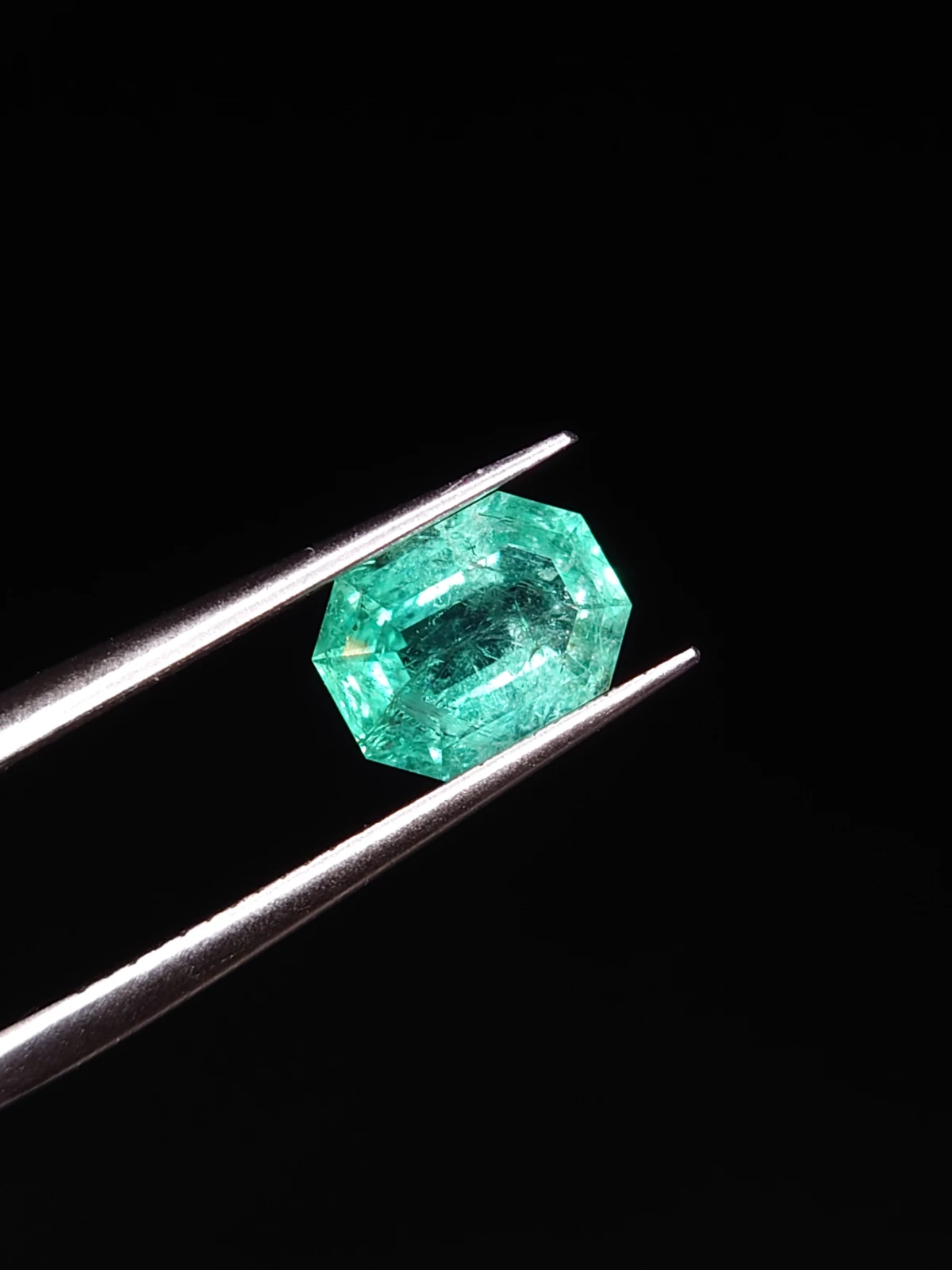 1.34ct Emerald Faceted Loose Gemstone From Panjshir Valley Afghanistan — view 1