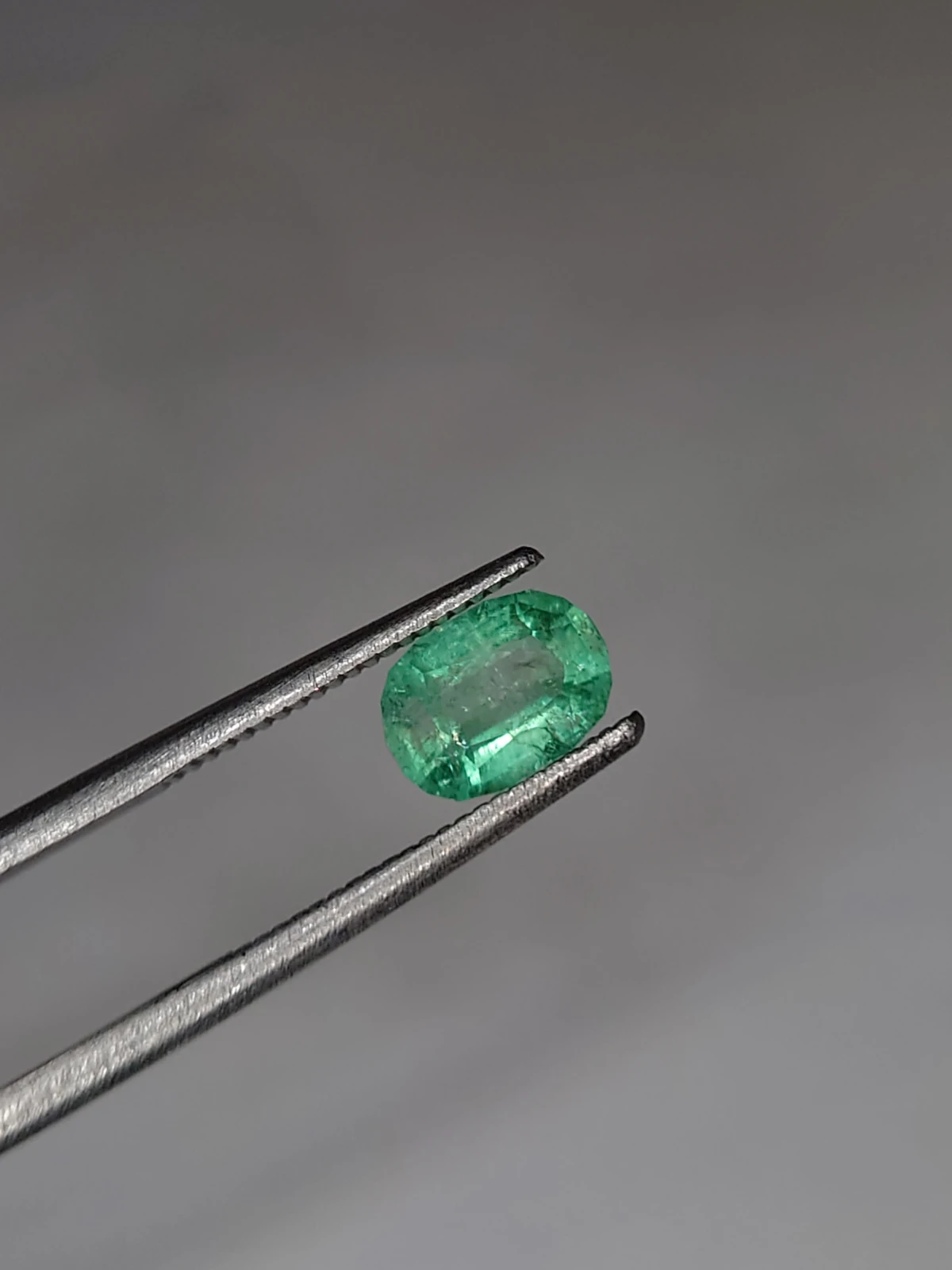 0.93ct Emerald Oval Cut Faceted Loose Gemstone from Pajnshir Valley Afghanistan — view 1