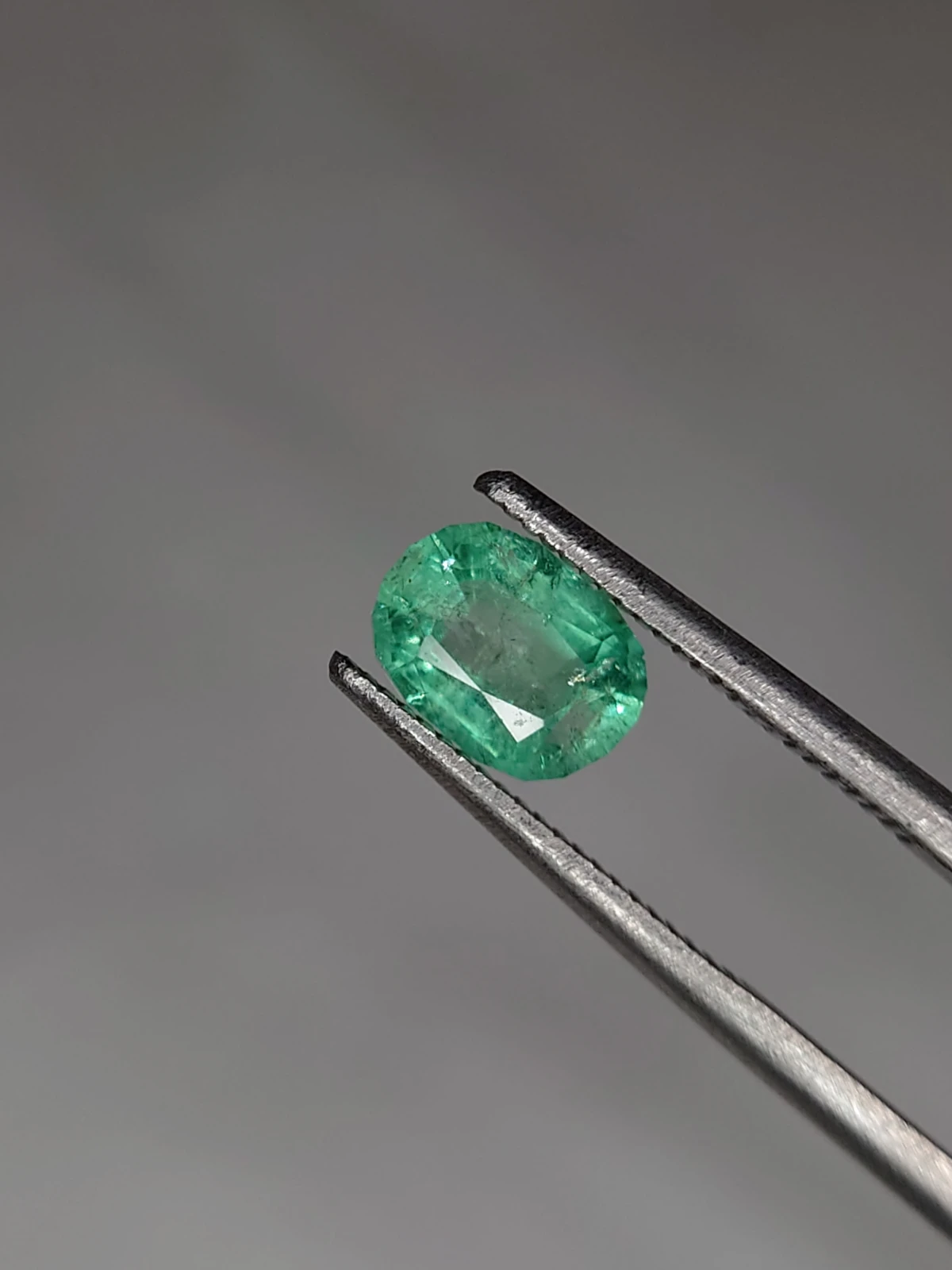 0.93ct Emerald Oval Cut Faceted Loose Gemstone from Pajnshir Valley Afghanistan — view 4