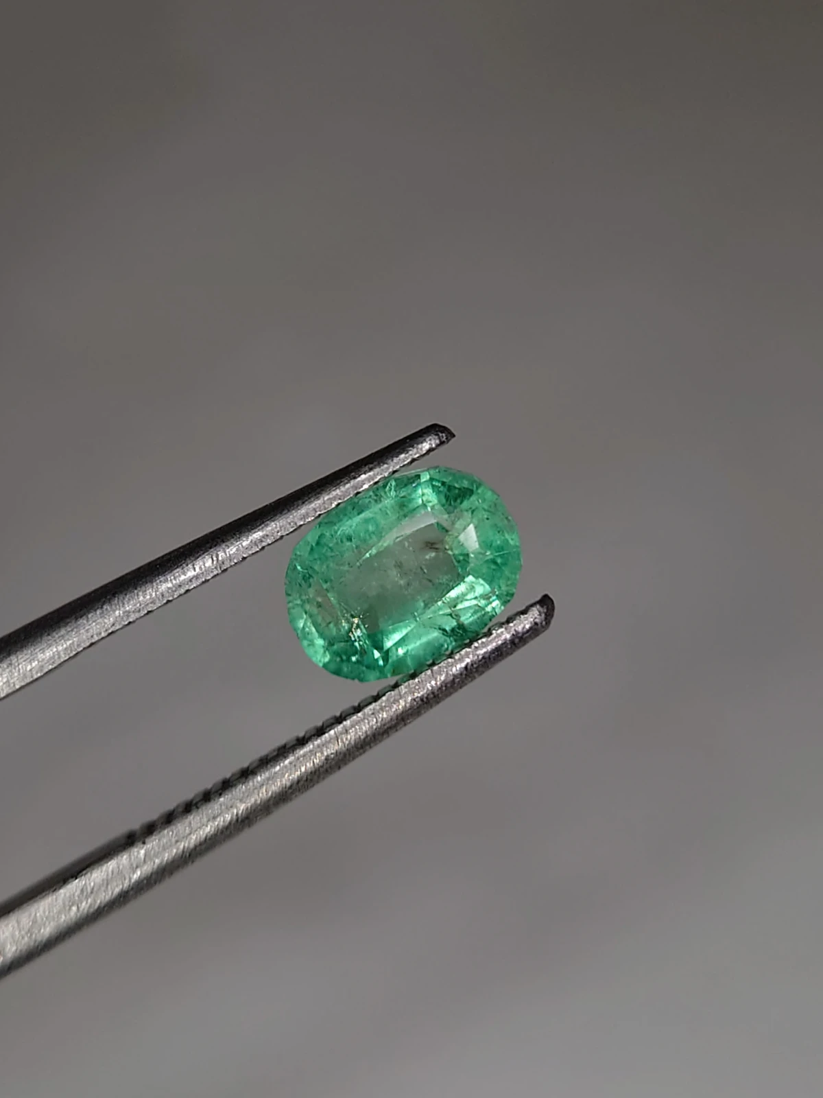 0.93ct Emerald Oval Cut Faceted Loose Gemstone from Pajnshir Valley Afghanistan — view 5