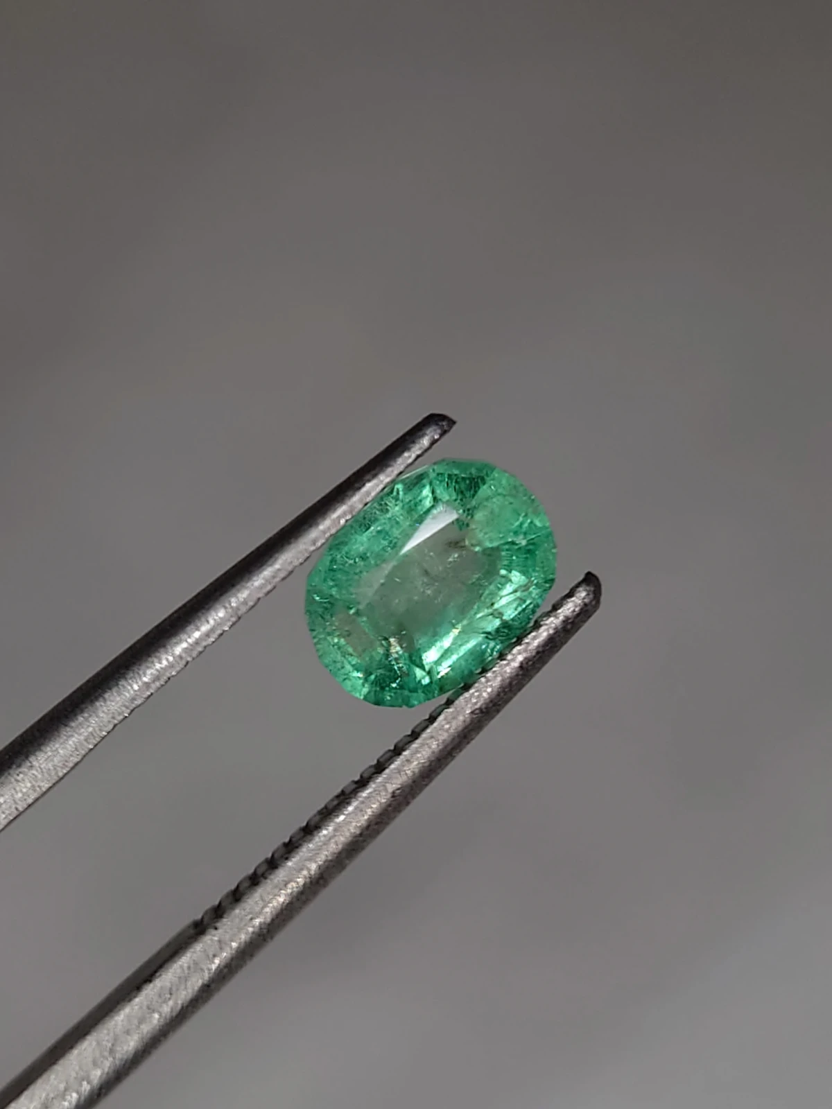 0.93ct Emerald Oval Cut Faceted Loose Gemstone from Pajnshir Valley Afghanistan — view 6