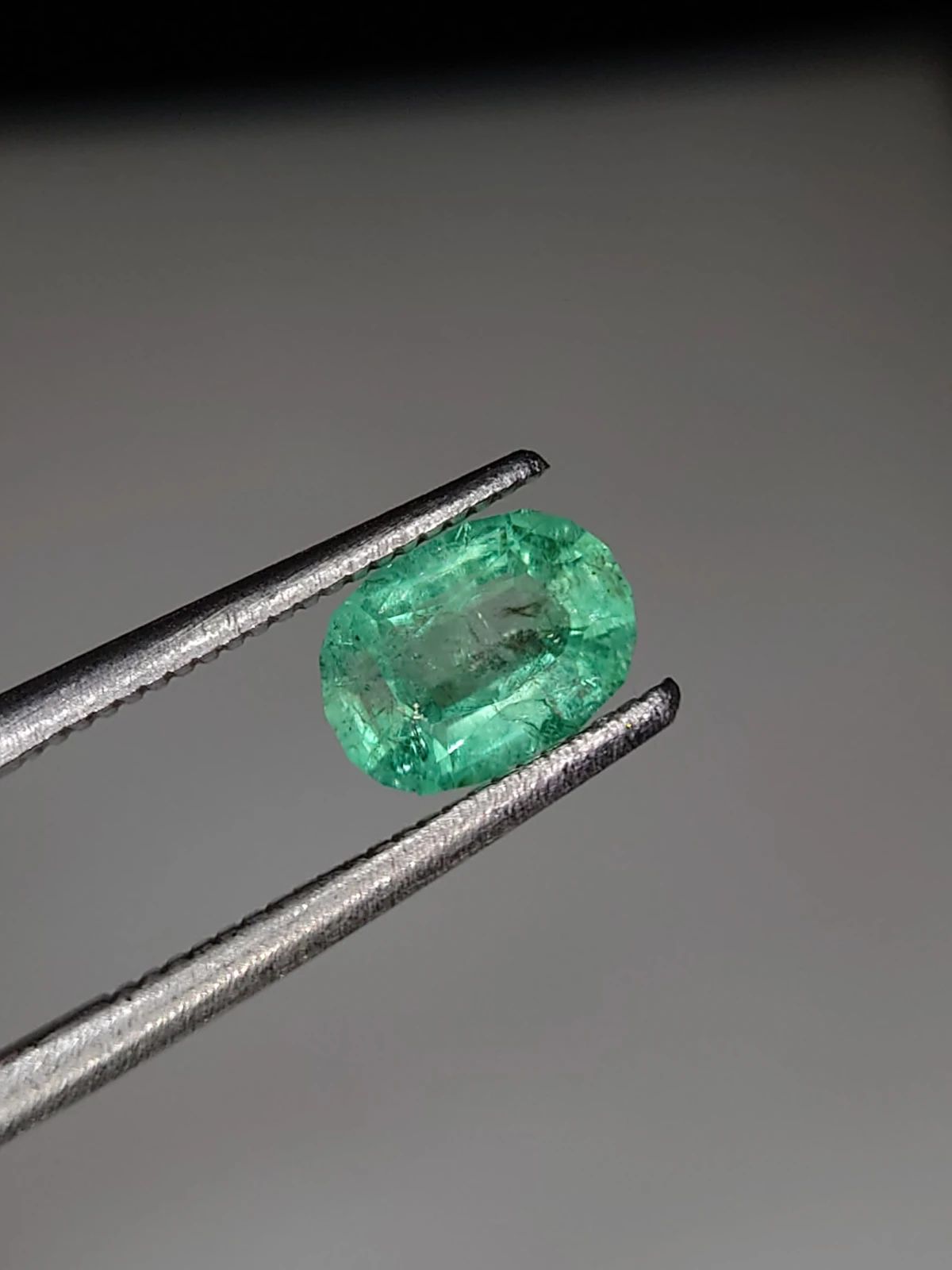0.93ct Emerald Oval Cut Faceted Loose Gemstone from Pajnshir Valley Afghanistan — view 7