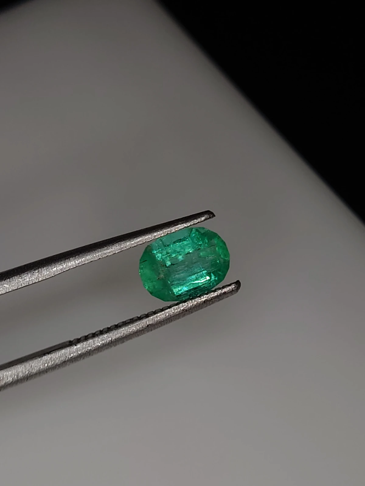 0.91ct Emerald Oval Cut Faceted Loose Gemstone From Panjshir Valley Afghanistan — view 1