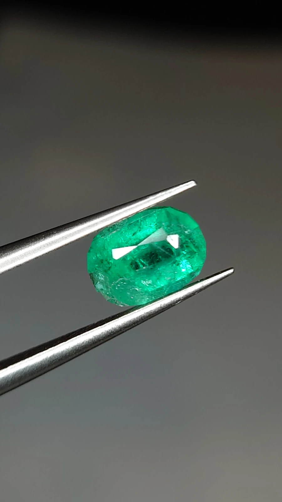 0.97ct Emerald Oval Cut Faceted Loose Gemstone From Panjshir Valley Afghanistan — view 1