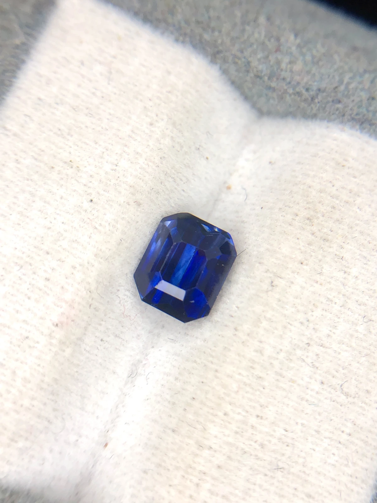1.57ct Natural Ceylon Blue Sapphire from Srilanka — view 1