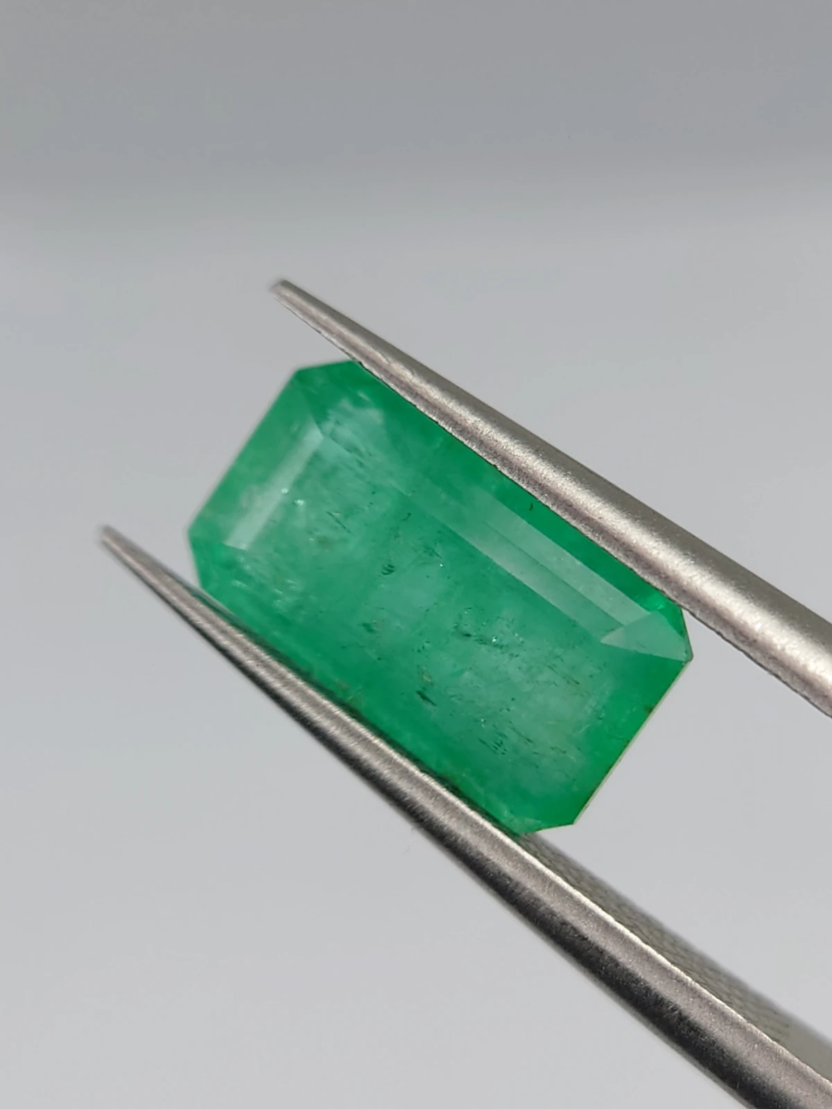 2.7ct Natural Glowing Emerald from Panjshir Valley Afghanistan — view 4
