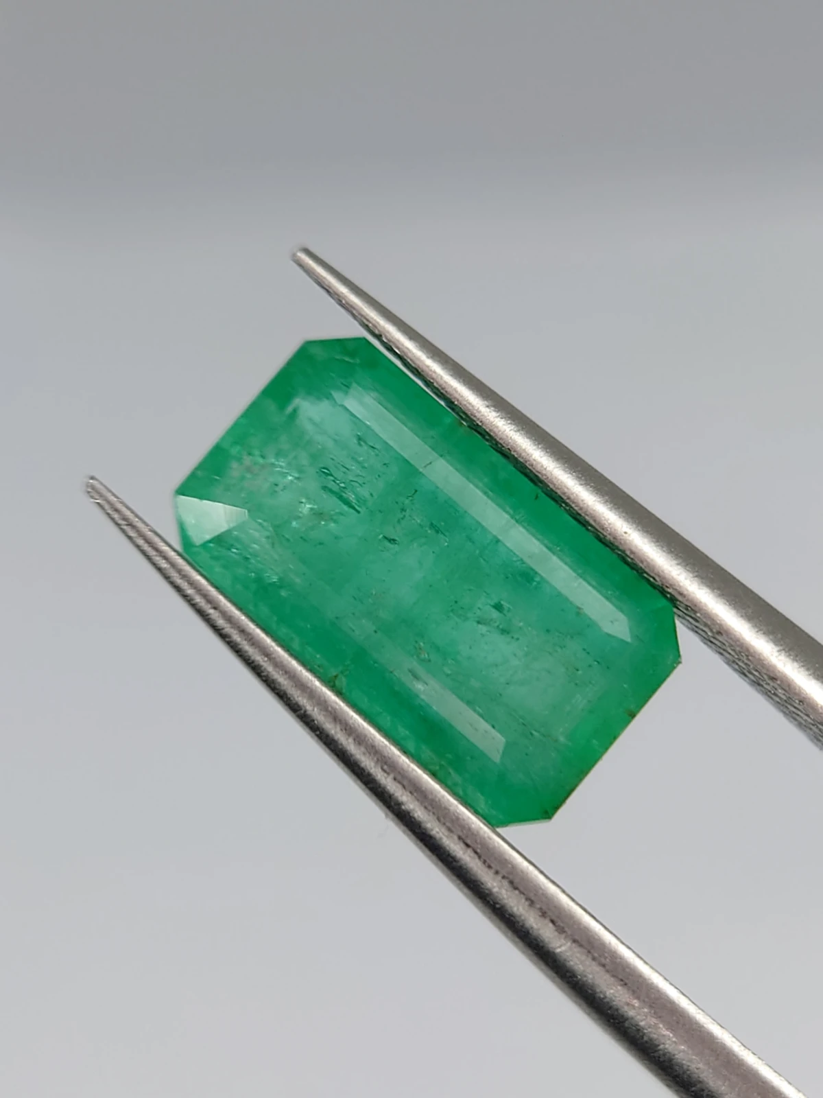 2.7ct Natural Glowing Emerald from Panjshir Valley Afghanistan — view 5