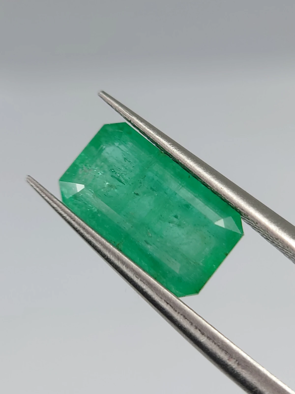 2.7ct Natural Glowing Emerald from Panjshir Valley Afghanistan — view 1