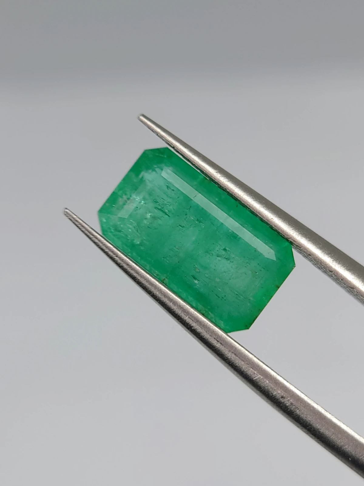 2.7ct Natural Glowing Emerald from Panjshir Valley Afghanistan — view 2