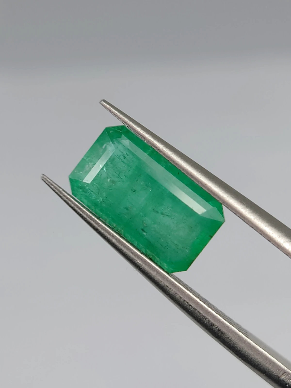 2.7ct Natural Glowing Emerald from Panjshir Valley Afghanistan — view 3