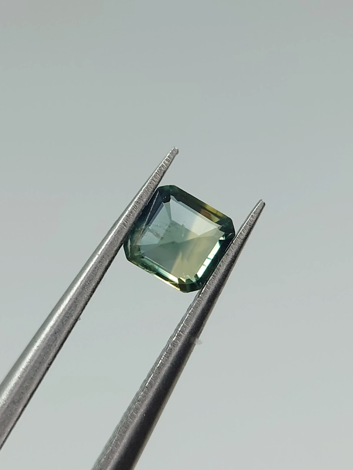 0.39ct Natural Bicolour Sapphire Octagon cut from Nigeria — view 3