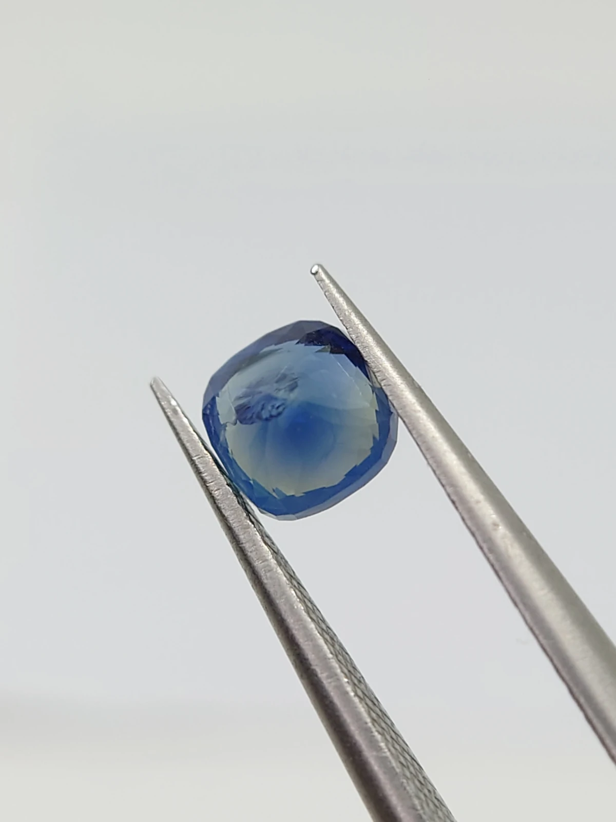 0.91ct Natural Blue Sapphire from Nigeria — view 4