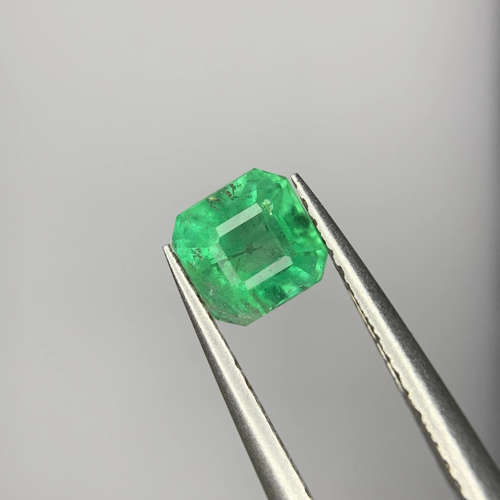 0.90ct Natural Emerald loose gemstone octagon shape from Afghanistan — view 3