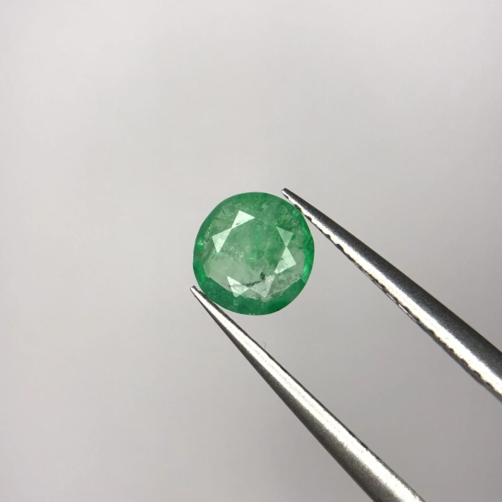 0.70ct Natural Emerald loose gemstone Round shape — view 2