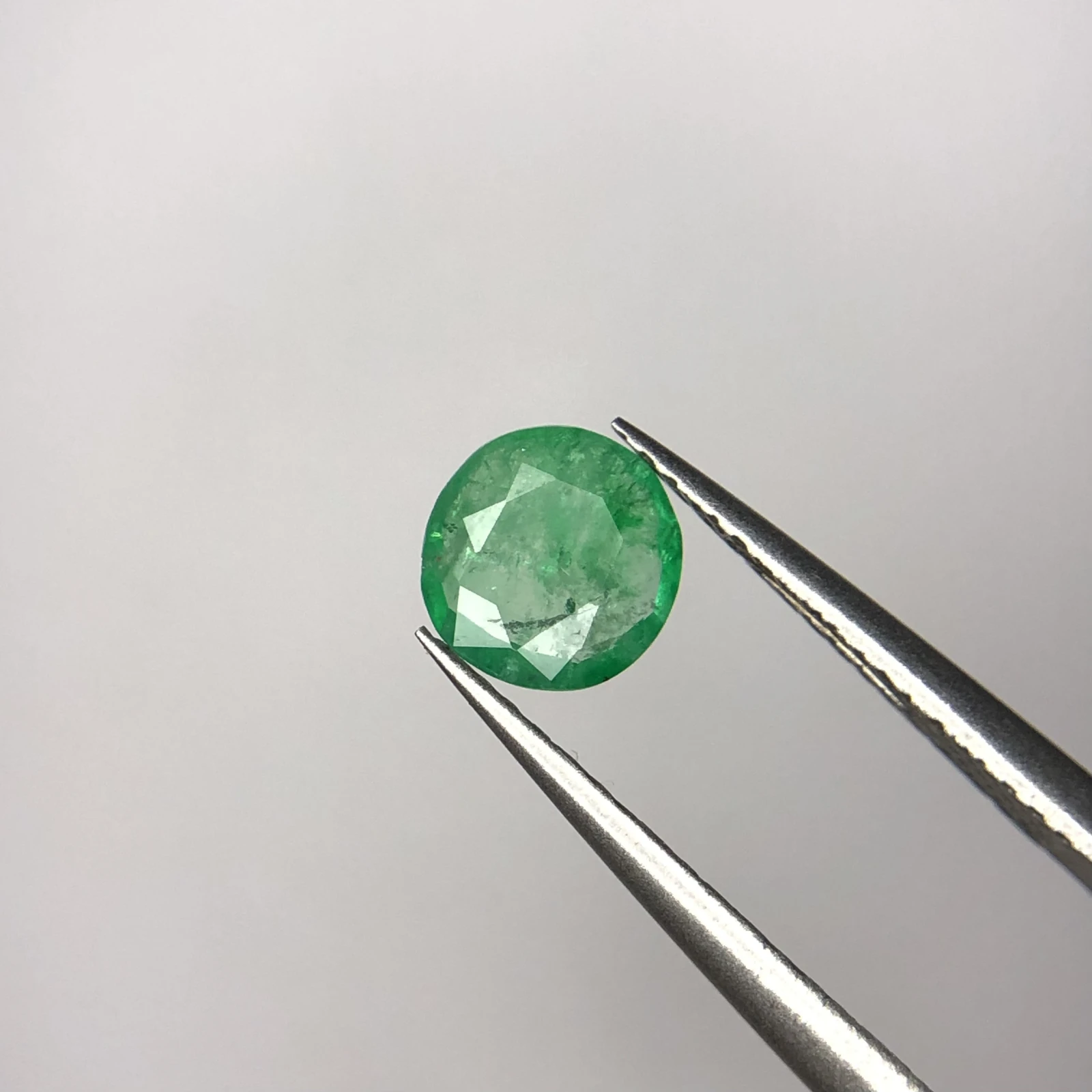 0.70ct Natural Emerald loose gemstone Round shape — view 3