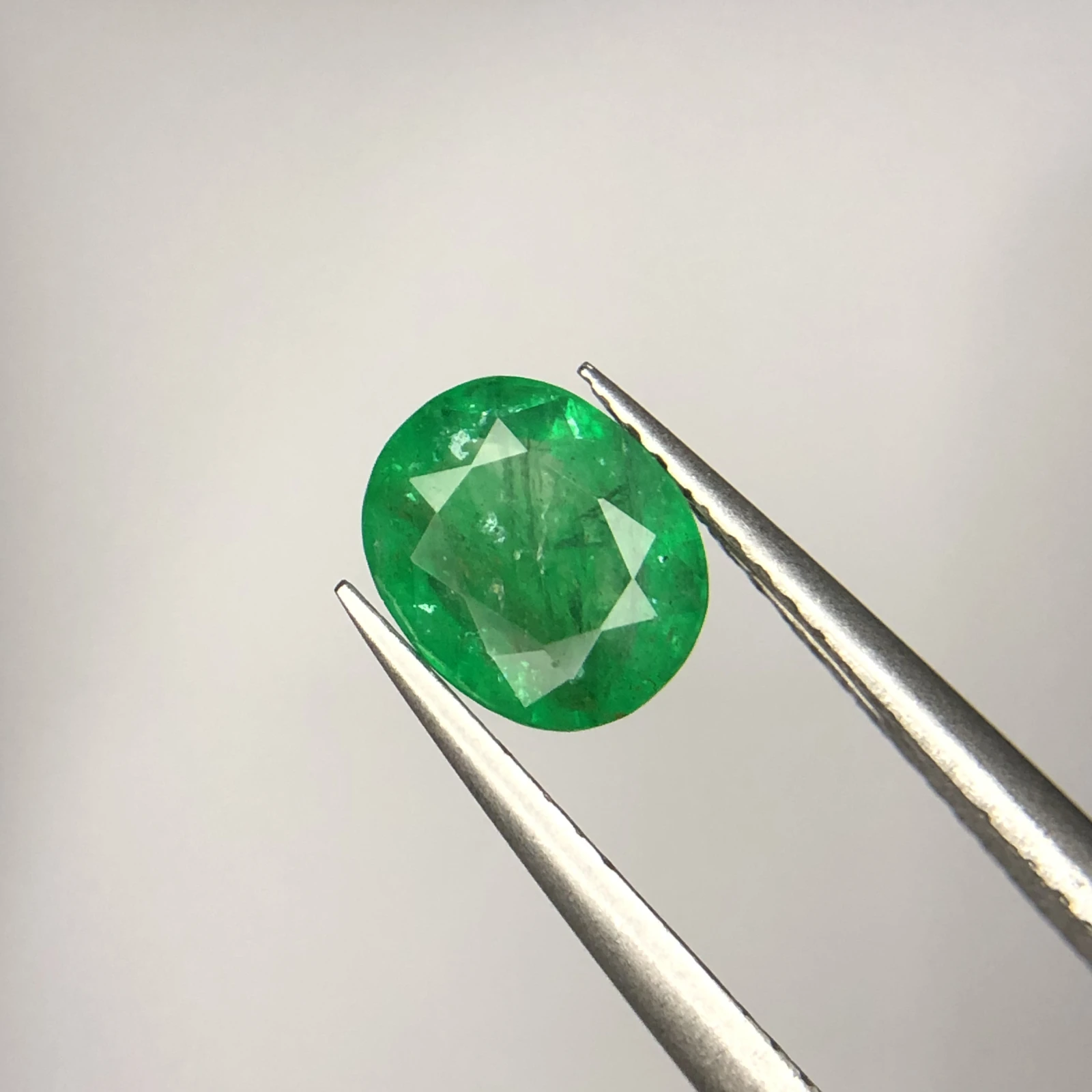 1.35ct Natural Emerald loose gemstone oval cut from Swat Pakistan — view 3
