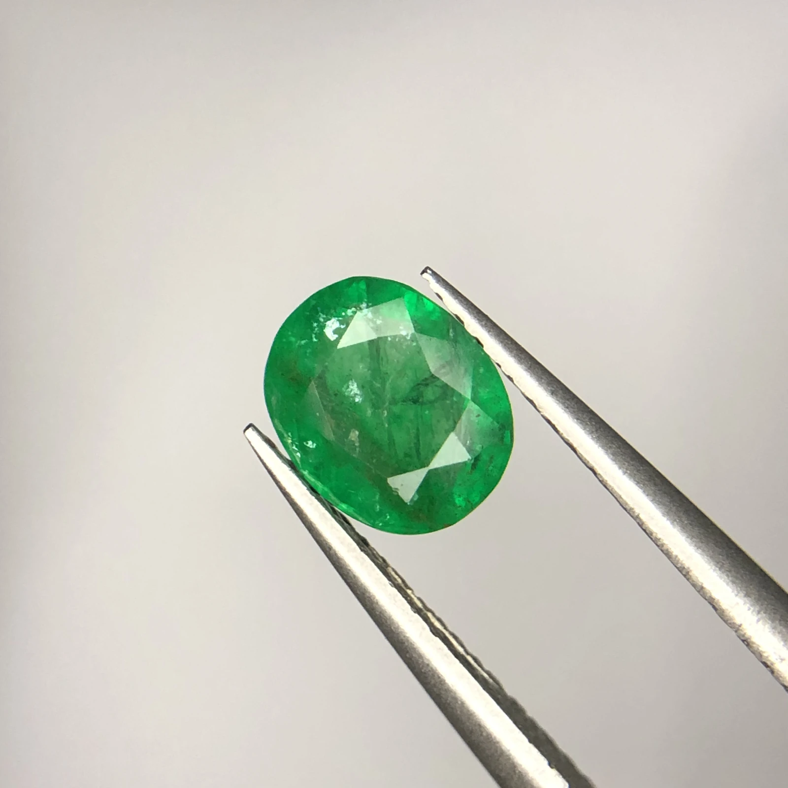 1.35ct Natural Emerald loose gemstone oval cut from Swat Pakistan — view 5