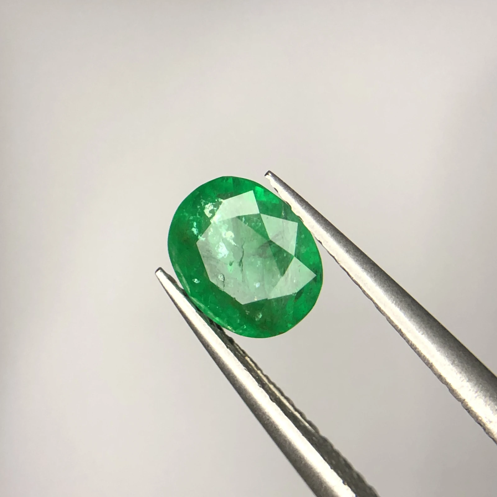 1.35ct Natural Emerald loose gemstone oval cut from Swat Pakistan — view 6