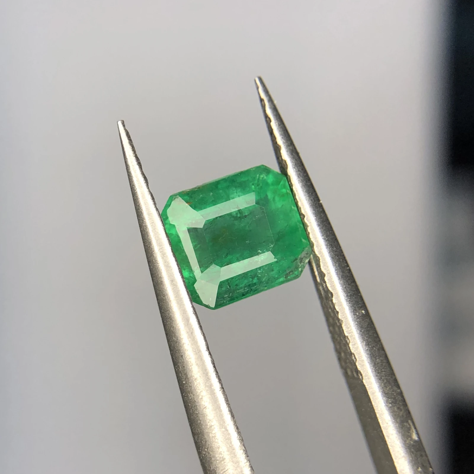 1.10ct Natural Emerald loose gemstone octagon shape from Swat — view 3