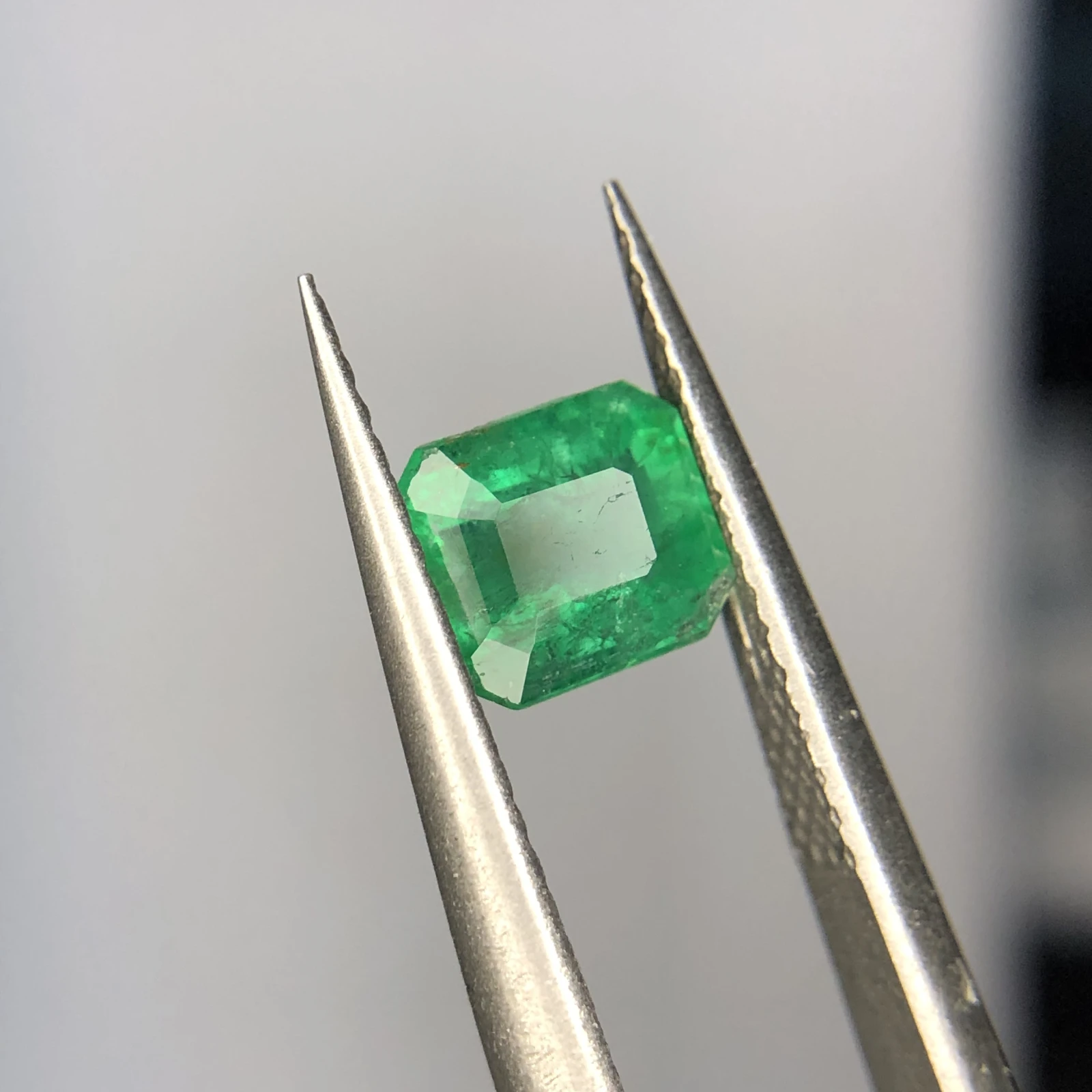 1.10ct Natural Emerald loose gemstone octagon shape from Swat — view 4