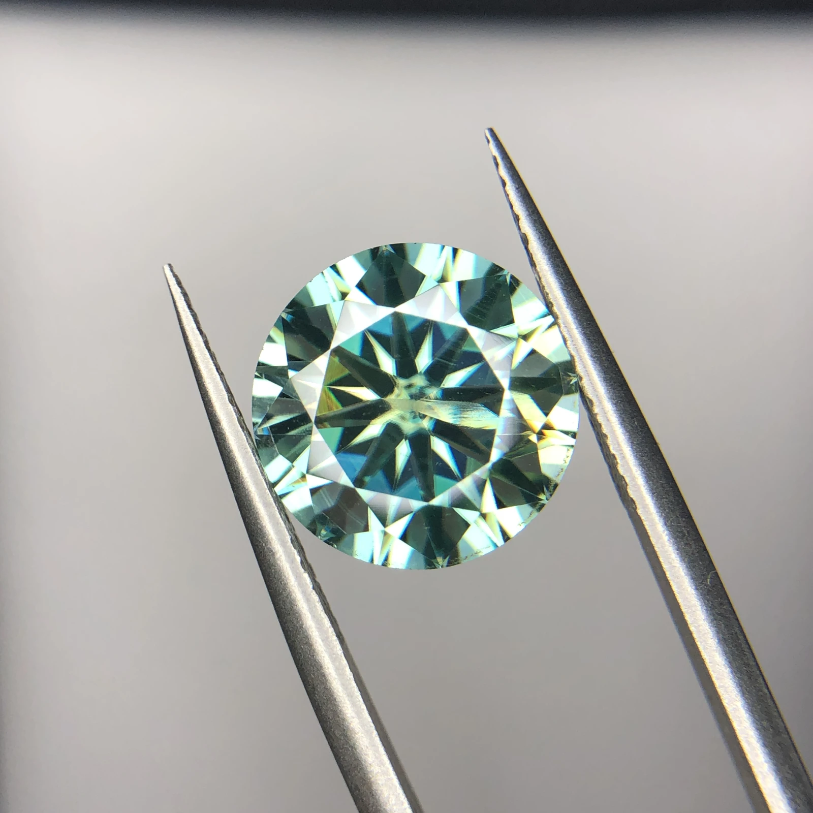6.30 ct Moissanite Gemstone Round shape Green — view 1