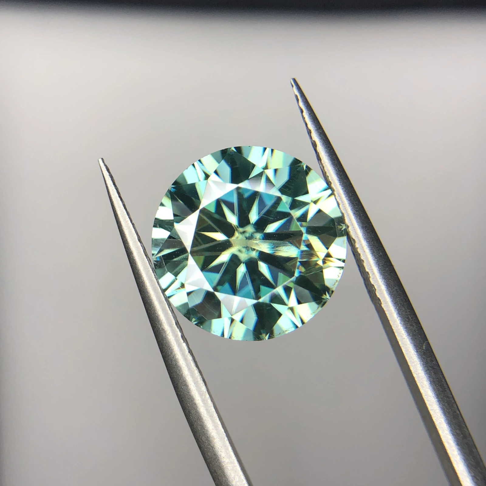 6.30 ct Moissanite Gemstone Round shape Green — view 2