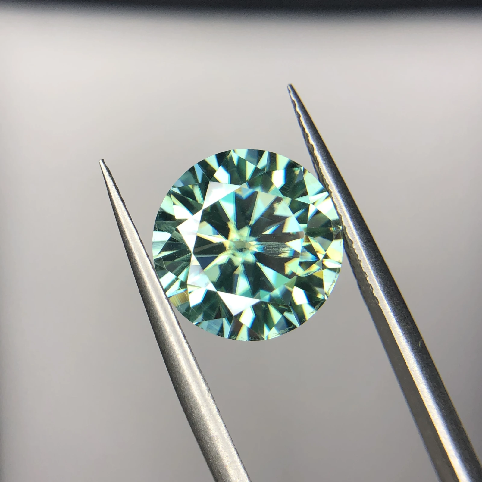 6.30 ct Moissanite Gemstone Round shape Green — view 3